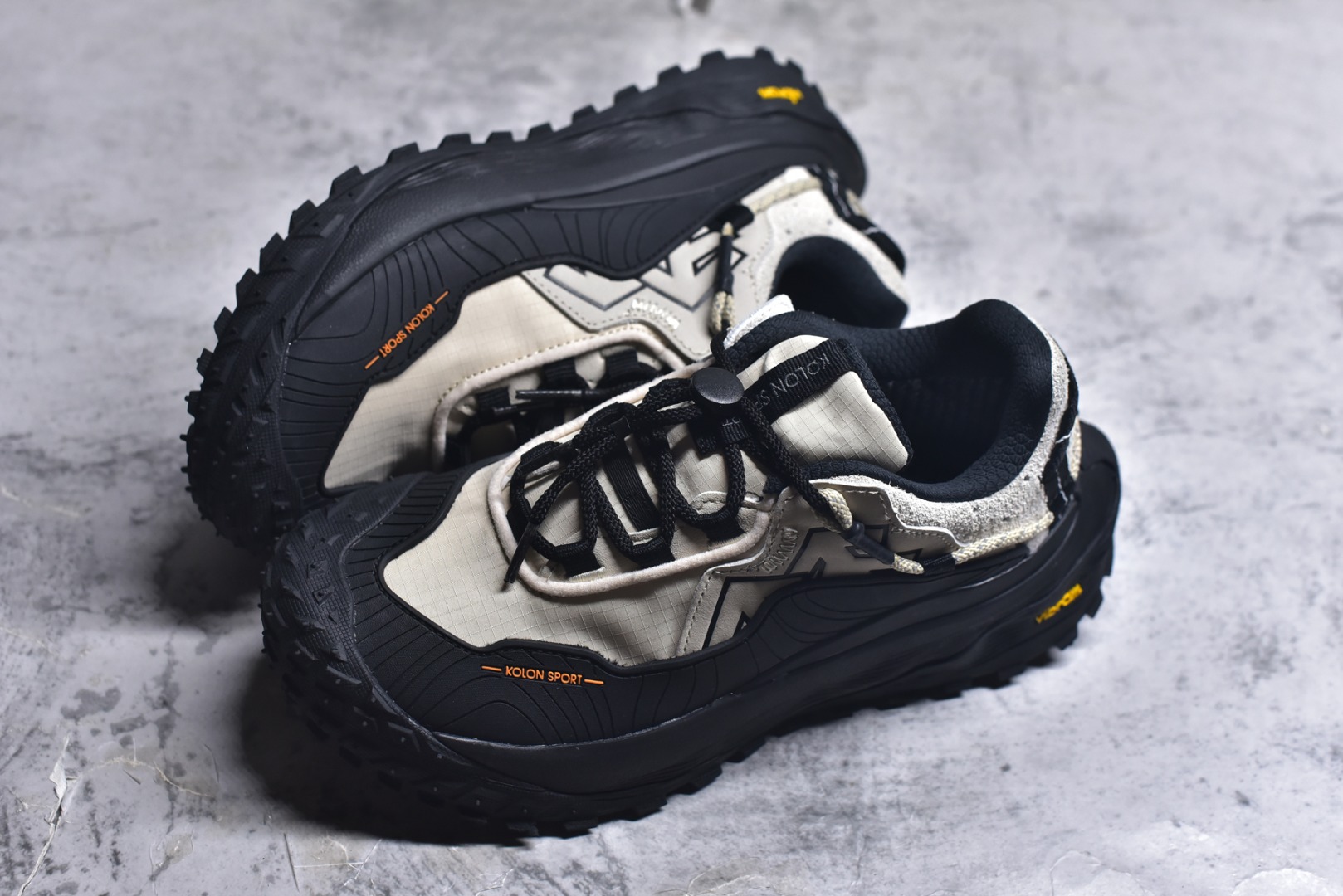 图片[7]-#可隆KOLON LITCAMP GTX 防水支撑轻便回弹 低帮徒步鞋 广东纯原大厂出品 纯原版本 脚感软到像踩云朵☁️—鞋面柔软贴合脚型 走石子路也不硌脚 防滑V黄金大底纹路深似锯齿，泥地、陡坡都稳稳拿捏 下雨天也不怕打滑 黑色耐脏又百搭 日常穿去上班是低调质感 进山徒步是可靠装备，从城市到山野，一双鞋承包所有 “出走计划” 货号： LUFG5A153722 尺码：36.5 37 38 38.5 39 40 40.5 41 42 42.5 43 44 45 46-选品中心