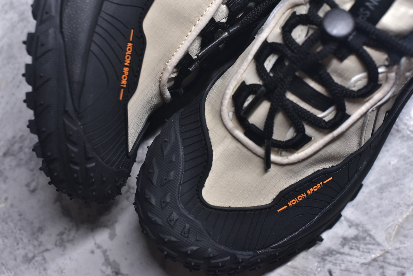 图片[8]-#可隆KOLON LITCAMP GTX 防水支撑轻便回弹 低帮徒步鞋 广东纯原大厂出品 纯原版本 脚感软到像踩云朵☁️—鞋面柔软贴合脚型 走石子路也不硌脚 防滑V黄金大底纹路深似锯齿，泥地、陡坡都稳稳拿捏 下雨天也不怕打滑 黑色耐脏又百搭 日常穿去上班是低调质感 进山徒步是可靠装备，从城市到山野，一双鞋承包所有 “出走计划” 货号： LUFG5A153722 尺码：36.5 37 38 38.5 39 40 40.5 41 42 42.5 43 44 45 46-选品中心