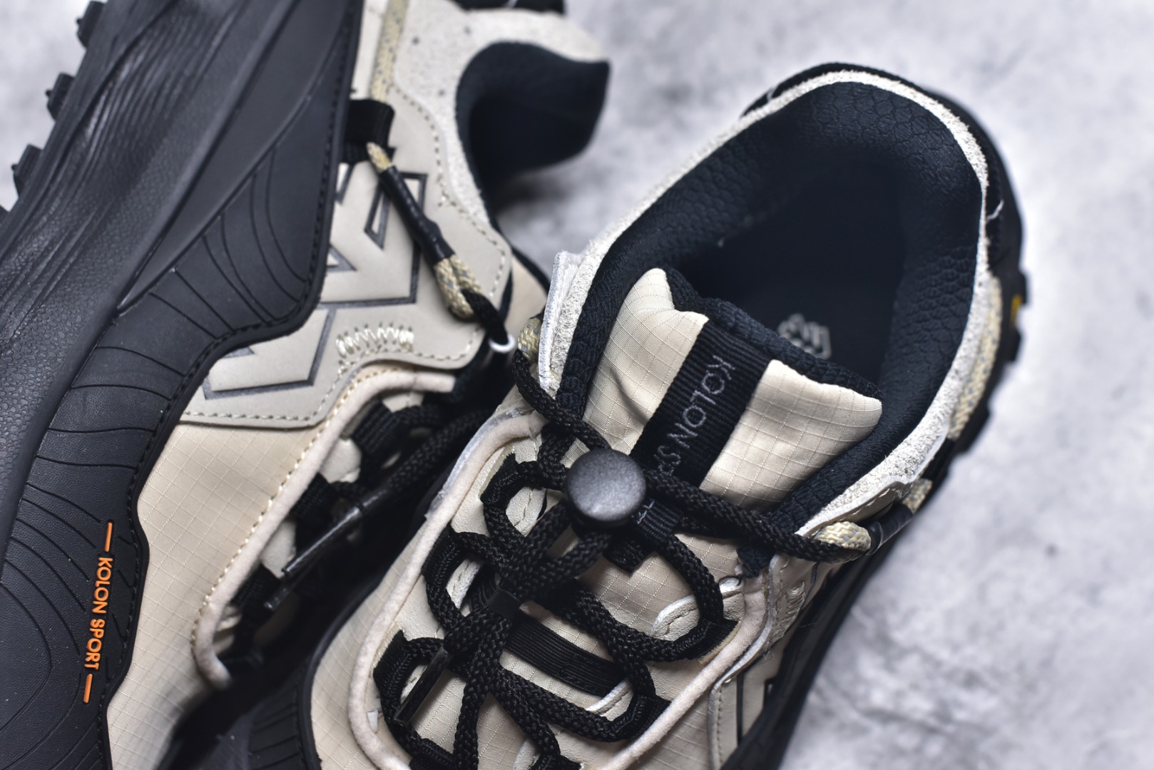 图片[9]-#可隆KOLON LITCAMP GTX 防水支撑轻便回弹 低帮徒步鞋 广东纯原大厂出品 纯原版本 脚感软到像踩云朵☁️—鞋面柔软贴合脚型 走石子路也不硌脚 防滑V黄金大底纹路深似锯齿，泥地、陡坡都稳稳拿捏 下雨天也不怕打滑 黑色耐脏又百搭 日常穿去上班是低调质感 进山徒步是可靠装备，从城市到山野，一双鞋承包所有 “出走计划” 货号： LUFG5A153722 尺码：36.5 37 38 38.5 39 40 40.5 41 42 42.5 43 44 45 46-选品中心