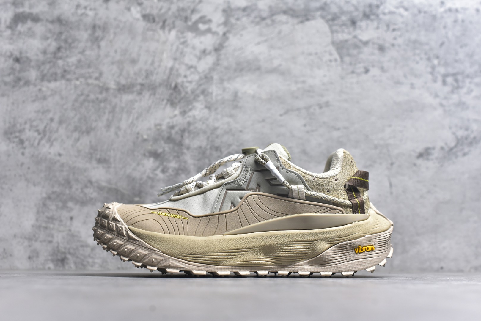 #可隆KOLON LITCAMP GTX 防水支撑轻便回弹 低帮徒步鞋 广东纯原大厂出品 纯原版本 脚感软到像踩云朵☁️—鞋面柔软贴合脚型 走石子路也不硌脚 防滑V黄金大底纹路深似锯齿，泥地、陡坡都稳稳拿捏 下雨天也不怕打滑 黑色耐脏又百搭 日常穿去上班是低调质感 进山徒步是可靠装备，从城市到山野，一双鞋承包所有 “出走计划” 货号： LUFG5A153722 尺码：36.5 37 38 38.5 39 40 40.5 41 42 42.5 43 44 45 46-选品中心