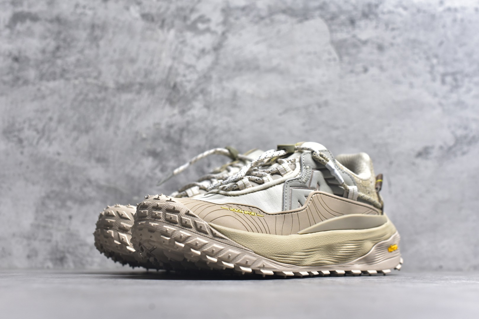 图片[2]-#可隆KOLON LITCAMP GTX 防水支撑轻便回弹 低帮徒步鞋 广东纯原大厂出品 纯原版本 脚感软到像踩云朵☁️—鞋面柔软贴合脚型 走石子路也不硌脚 防滑V黄金大底纹路深似锯齿，泥地、陡坡都稳稳拿捏 下雨天也不怕打滑 黑色耐脏又百搭 日常穿去上班是低调质感 进山徒步是可靠装备，从城市到山野，一双鞋承包所有 “出走计划” 货号： LUFG5A153722 尺码：36.5 37 38 38.5 39 40 40.5 41 42 42.5 43 44 45 46-选品中心