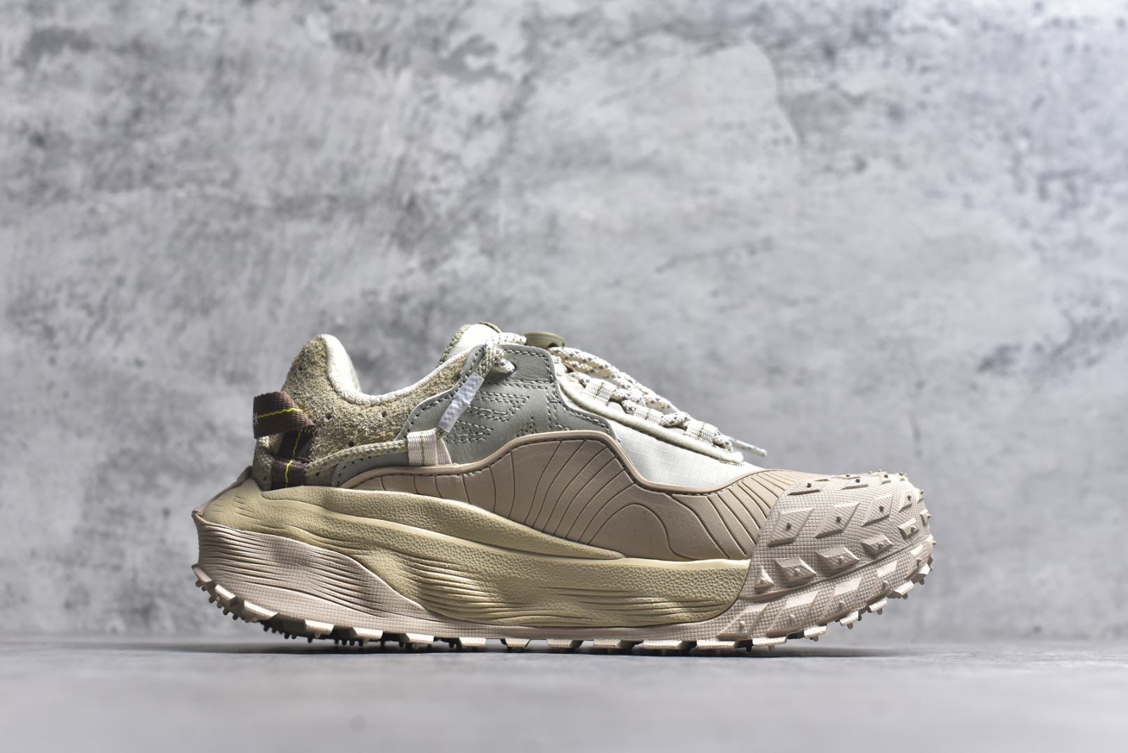 图片[3]-#可隆KOLON LITCAMP GTX 防水支撑轻便回弹 低帮徒步鞋 广东纯原大厂出品 纯原版本 脚感软到像踩云朵☁️—鞋面柔软贴合脚型 走石子路也不硌脚 防滑V黄金大底纹路深似锯齿，泥地、陡坡都稳稳拿捏 下雨天也不怕打滑 黑色耐脏又百搭 日常穿去上班是低调质感 进山徒步是可靠装备，从城市到山野，一双鞋承包所有 “出走计划” 货号： LUFG5A153722 尺码：36.5 37 38 38.5 39 40 40.5 41 42 42.5 43 44 45 46-选品中心