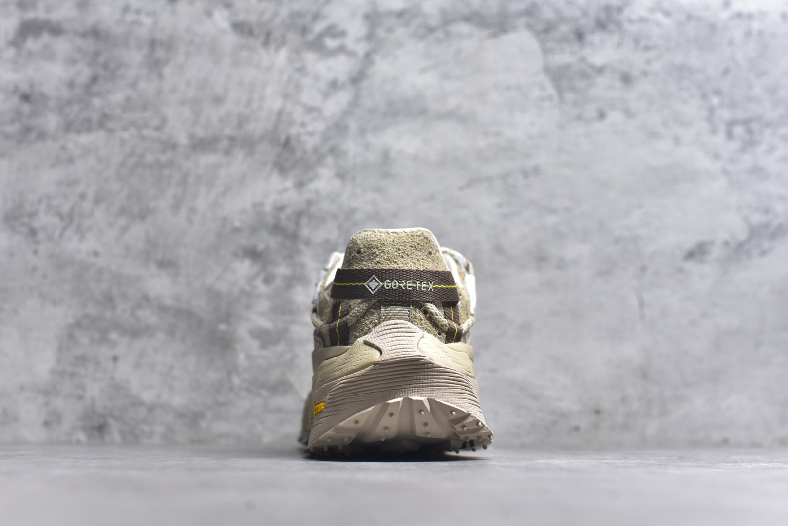 图片[5]-#可隆KOLON LITCAMP GTX 防水支撑轻便回弹 低帮徒步鞋 广东纯原大厂出品 纯原版本 脚感软到像踩云朵☁️—鞋面柔软贴合脚型 走石子路也不硌脚 防滑V黄金大底纹路深似锯齿，泥地、陡坡都稳稳拿捏 下雨天也不怕打滑 黑色耐脏又百搭 日常穿去上班是低调质感 进山徒步是可靠装备，从城市到山野，一双鞋承包所有 “出走计划” 货号： LUFG5A153722 尺码：36.5 37 38 38.5 39 40 40.5 41 42 42.5 43 44 45 46-选品中心