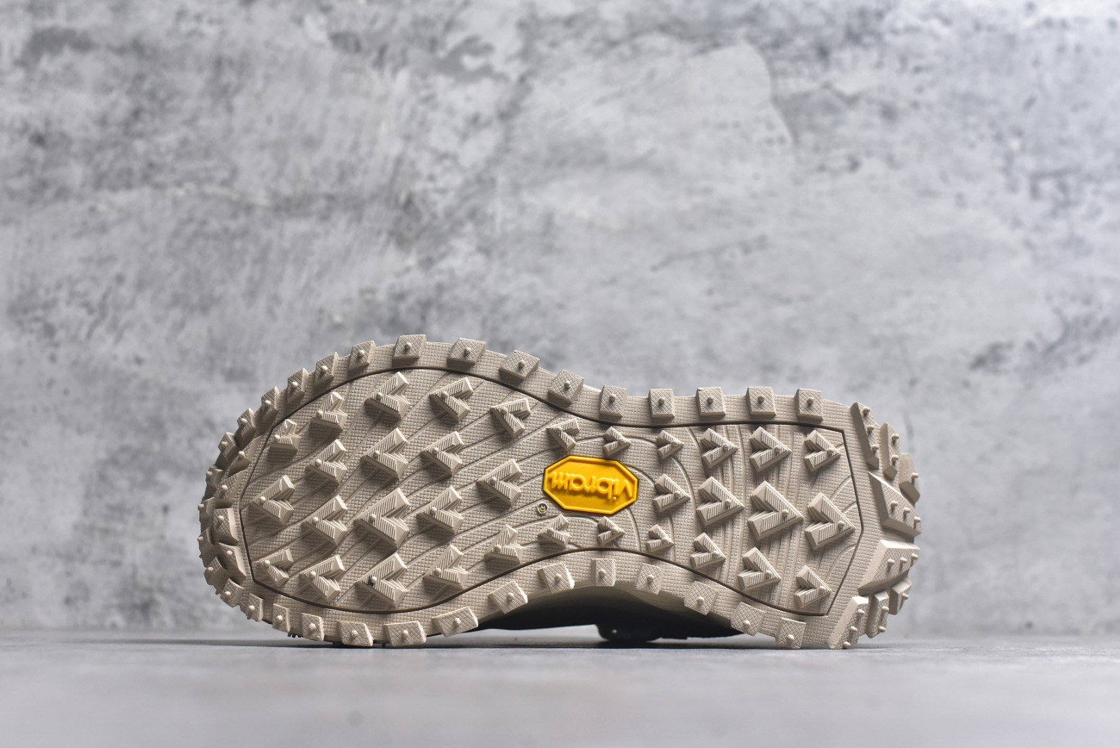 图片[6]-#可隆KOLON LITCAMP GTX 防水支撑轻便回弹 低帮徒步鞋 广东纯原大厂出品 纯原版本 脚感软到像踩云朵☁️—鞋面柔软贴合脚型 走石子路也不硌脚 防滑V黄金大底纹路深似锯齿，泥地、陡坡都稳稳拿捏 下雨天也不怕打滑 黑色耐脏又百搭 日常穿去上班是低调质感 进山徒步是可靠装备，从城市到山野，一双鞋承包所有 “出走计划” 货号： LUFG5A153722 尺码：36.5 37 38 38.5 39 40 40.5 41 42 42.5 43 44 45 46-选品中心