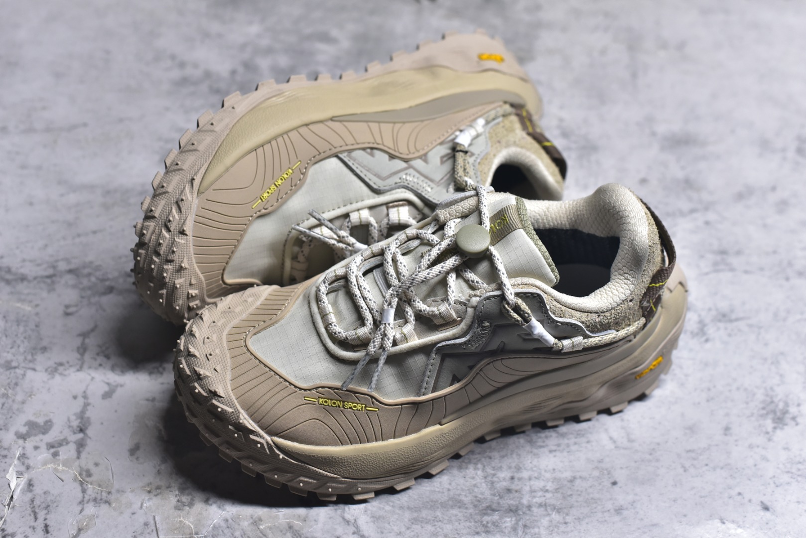 图片[7]-#可隆KOLON LITCAMP GTX 防水支撑轻便回弹 低帮徒步鞋 广东纯原大厂出品 纯原版本 脚感软到像踩云朵☁️—鞋面柔软贴合脚型 走石子路也不硌脚 防滑V黄金大底纹路深似锯齿，泥地、陡坡都稳稳拿捏 下雨天也不怕打滑 黑色耐脏又百搭 日常穿去上班是低调质感 进山徒步是可靠装备，从城市到山野，一双鞋承包所有 “出走计划” 货号： LUFG5A153722 尺码：36.5 37 38 38.5 39 40 40.5 41 42 42.5 43 44 45 46-选品中心