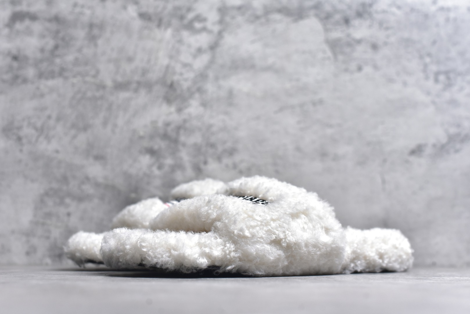 图片[2]-#Balenciaga 巴黎世家 2023顶级专柜 秋冬限定 巴黎世家羊毛毛拖拖鞋 巴黎时装周新款 小红书推荐 ➤ 原版开模 代购版本 ➤ 进口小羊毛 ➤ 原版字母拼色 ➤ 原版私膜发泡大底 ➤ 全套专柜包装 尺码：35 36 37 38 39 40 41 42 43 44 45-选品中心