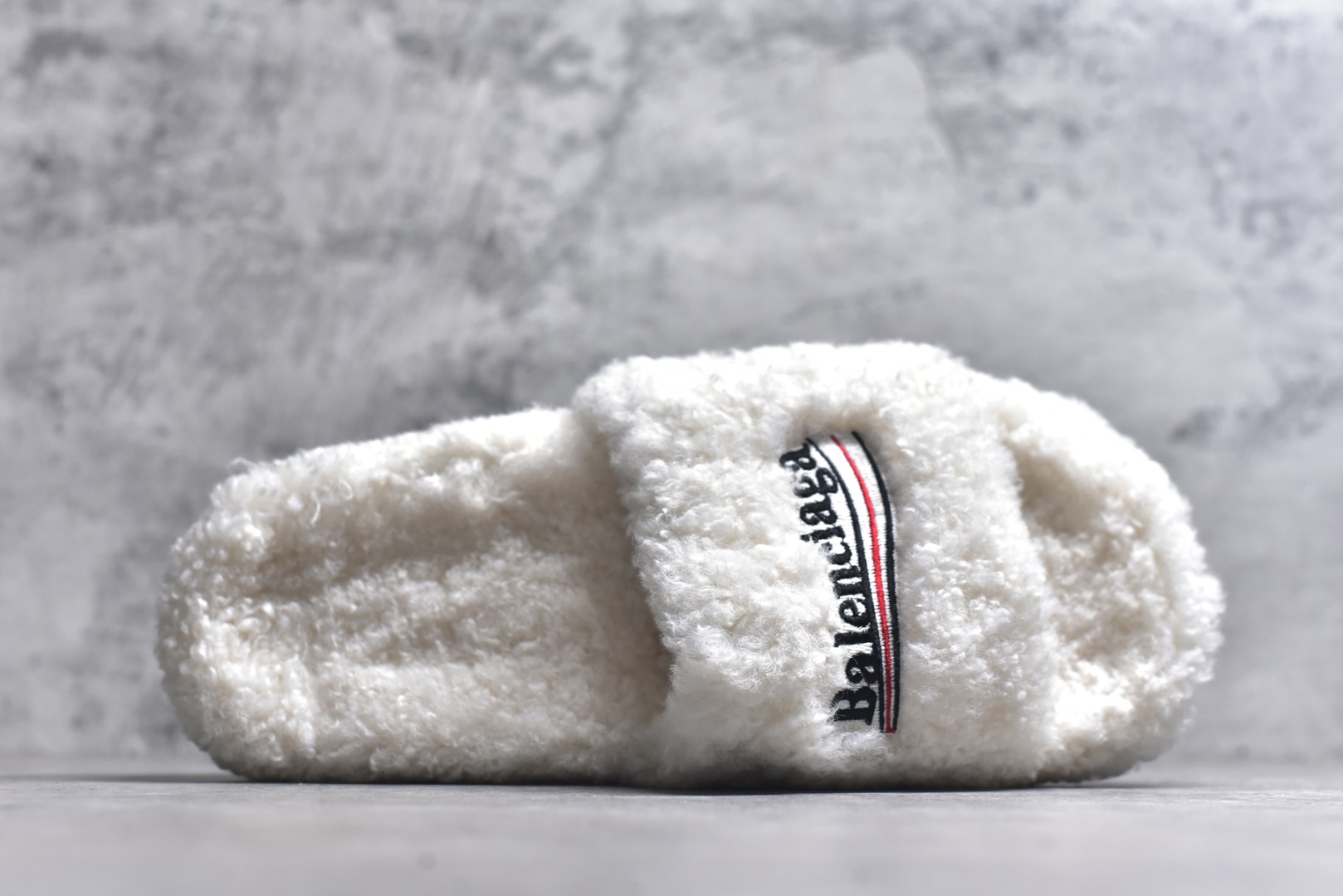 图片[4]-#Balenciaga 巴黎世家 2023顶级专柜 秋冬限定 巴黎世家羊毛毛拖拖鞋 巴黎时装周新款 小红书推荐 ➤ 原版开模 代购版本 ➤ 进口小羊毛 ➤ 原版字母拼色 ➤ 原版私膜发泡大底 ➤ 全套专柜包装 尺码：35 36 37 38 39 40 41 42 43 44 45-选品中心