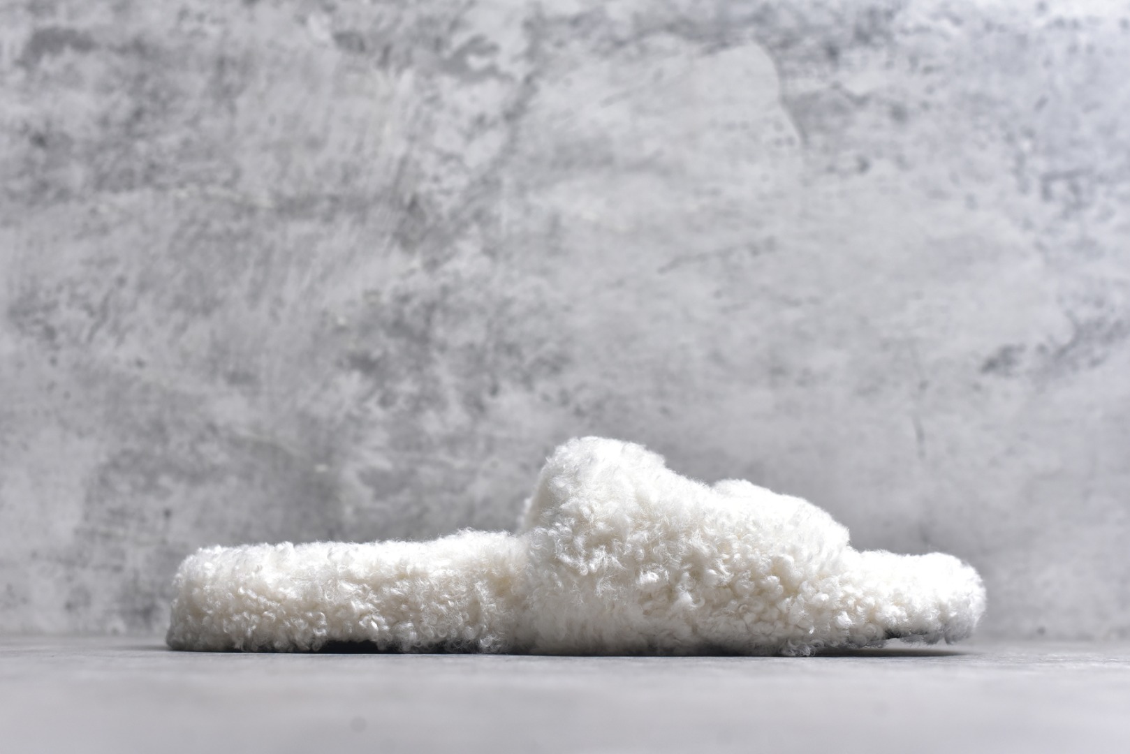 图片[3]-#Balenciaga 巴黎世家 2023顶级专柜 秋冬限定 巴黎世家羊毛毛拖拖鞋 巴黎时装周新款 小红书推荐 ➤ 原版开模 代购版本 ➤ 进口小羊毛 ➤ 原版字母拼色 ➤ 原版私膜发泡大底 ➤ 全套专柜包装 尺码：35 36 37 38 39 40 41 42 43 44 45-选品中心