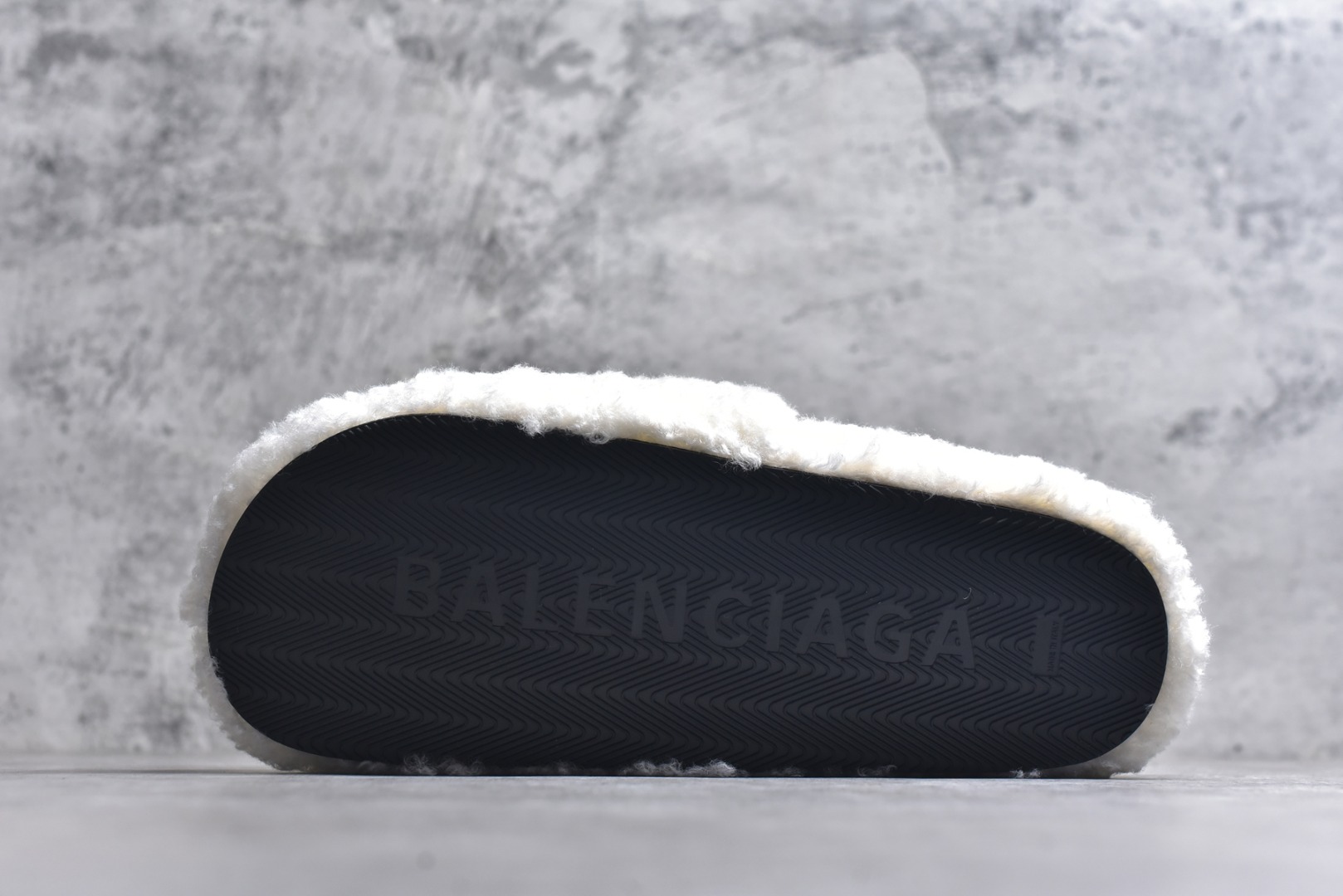 图片[6]-#Balenciaga 巴黎世家 2023顶级专柜 秋冬限定 巴黎世家羊毛毛拖拖鞋 巴黎时装周新款 小红书推荐 ➤ 原版开模 代购版本 ➤ 进口小羊毛 ➤ 原版字母拼色 ➤ 原版私膜发泡大底 ➤ 全套专柜包装 尺码：35 36 37 38 39 40 41 42 43 44 45-选品中心