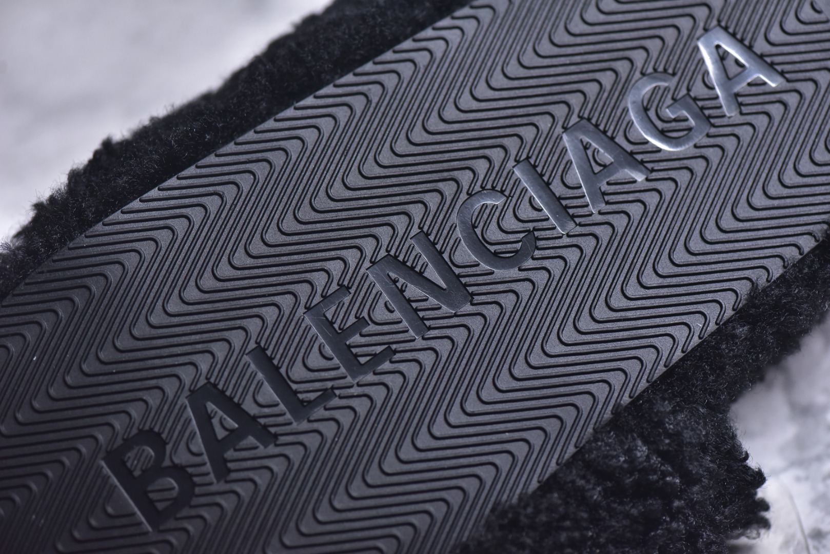 图片[6]-#Balenciaga 巴黎世家 2023顶级专柜 秋冬限定 巴黎世家羊毛毛拖拖鞋 巴黎时装周新款 小红书推荐 ➤ 原版开模 代购版本 ➤ 进口小羊毛 ➤ 原版字母拼色 ➤ 原版私膜发泡大底 ➤ 全套专柜包装 尺码：35 36 37 38 39 40 41 42 43 44 45-选品中心