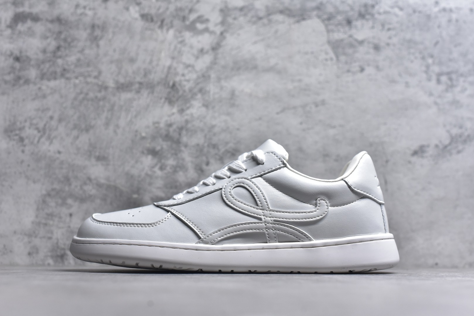 #罗意威LOEWE Ballet Runner 皮革 简约圆头小白鞋 系带 低帮板鞋 运动休闲鞋 尺码：35 36 37 38 39 40 41 42 43 44 45-选品中心