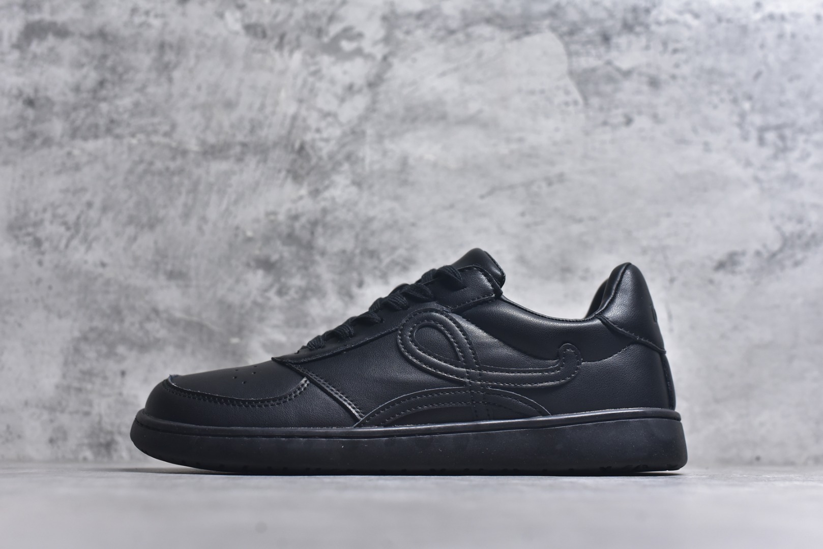 #罗意威LOEWE Ballet Runner 皮革 简约圆头小黑鞋 系带 低帮板鞋 运动休闲鞋 尺码：35 36 37 38 39 40 41 42 43 44 45-选品中心