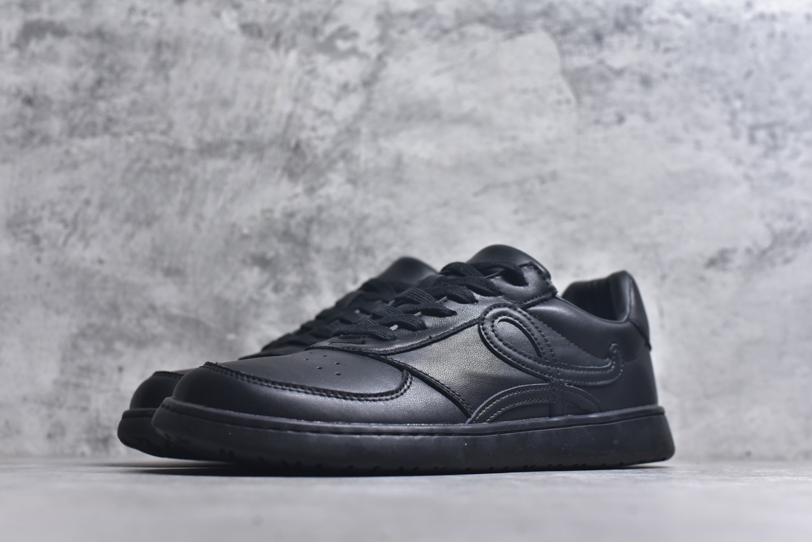 图片[2]-#罗意威LOEWE Ballet Runner 皮革 简约圆头小黑鞋 系带 低帮板鞋 运动休闲鞋 尺码：35 36 37 38 39 40 41 42 43 44 45-选品中心