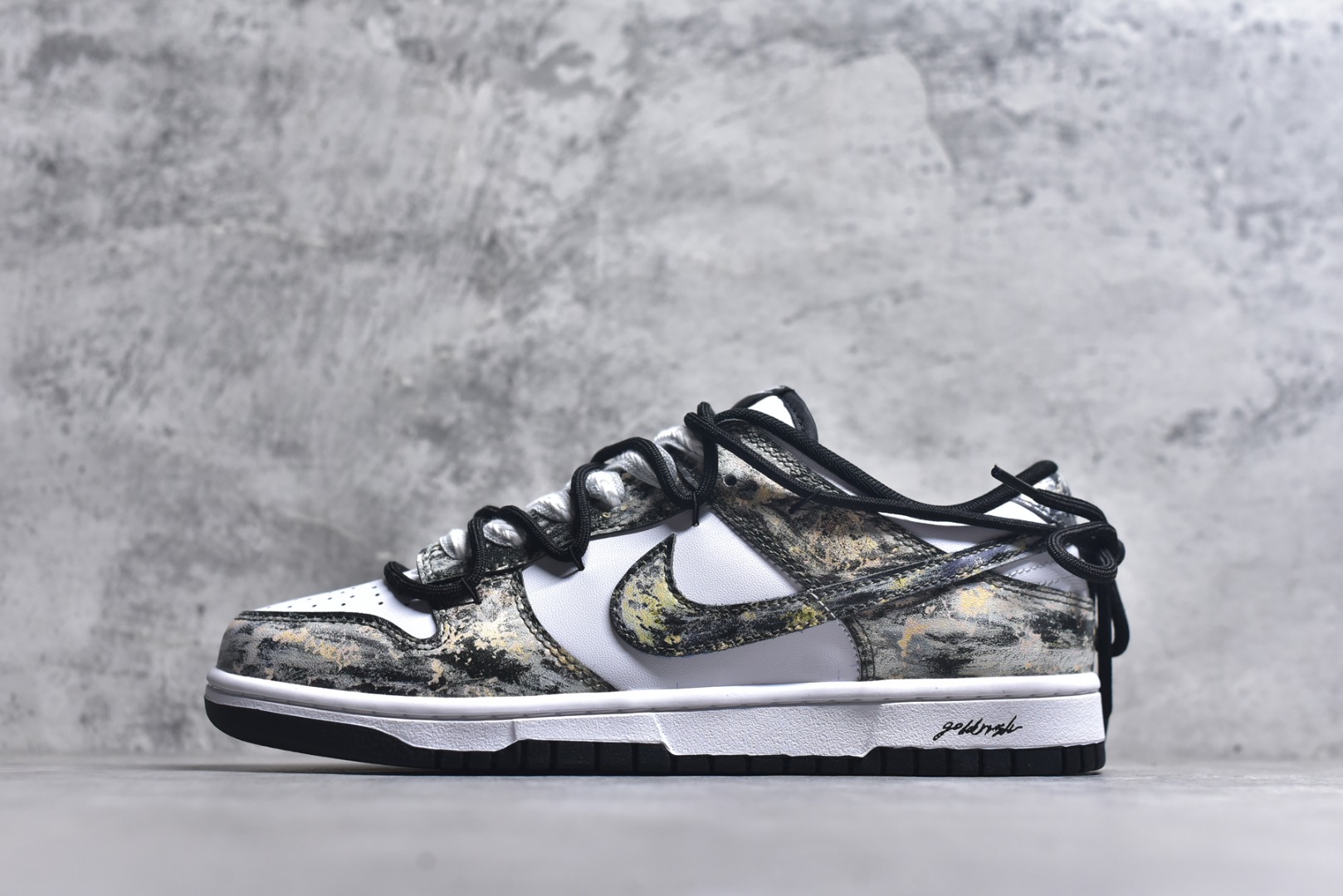 #NIKE DUNK LOW RETRO 绑带联名款 低帮休闲运动板鞋原装头层材料 用料绝不含糊 独家版型蒸餾加工帶來的是更好的视觉和脚感体验 清洁度 电绣工艺 皮料切割干净无任何毛边 细节完美 货号：HF5441 100 尺码：40-46（半）-选品中心