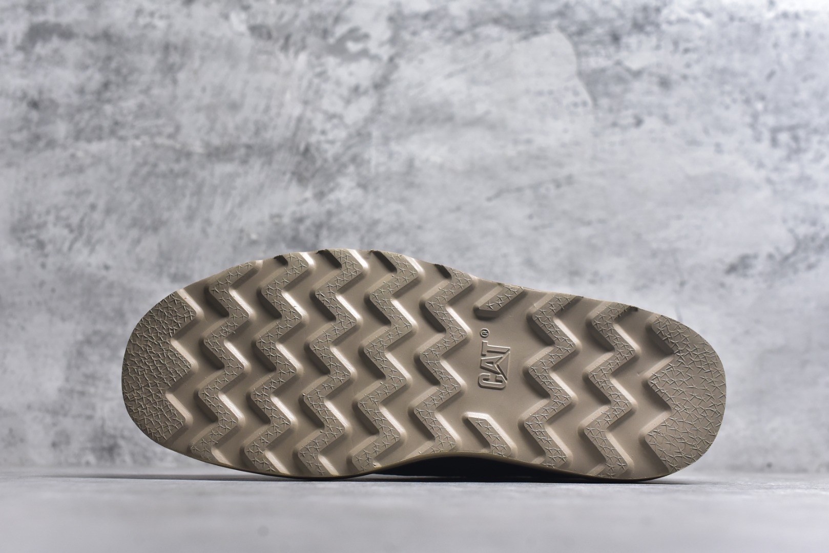 图片[6]-# 2025ssCAT/卡特 硬汉推土机品牌 货号723603秋冬款 推土机二代户外工装靴天猫同款 原装渠道 重磅销量款来袭 纯正固特异工艺 专柜同步在售 同版型经典热销款 堪称正品复印机原盒防伪一应俱全 海淘平台渠道专供版本 固特异永不开胶 耐磨耐操 进口五金皮 原单皮料 进口橡胶大底 各处小细节可与正品对比 尺码：39-44（皮鞋码）-选品中心