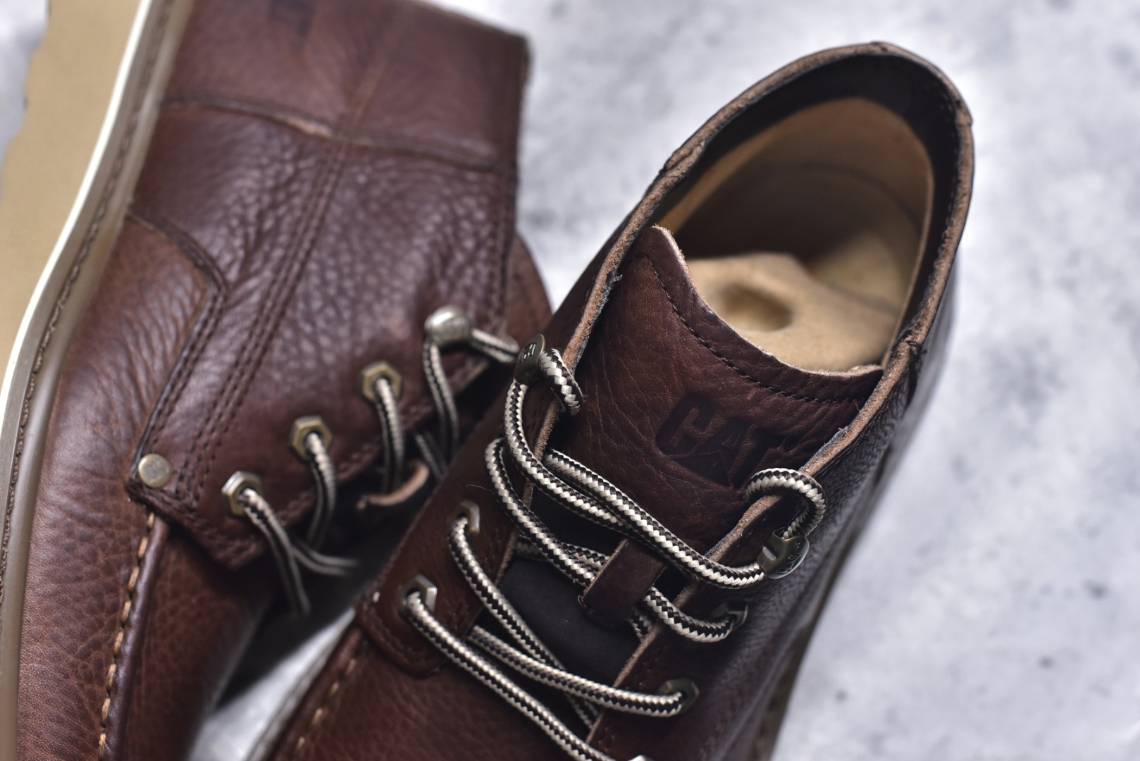 图片[9]-# 2025ssCAT/卡特 硬汉推土机品牌 货号723603秋冬款 推土机二代户外工装靴天猫同款 原装渠道 重磅销量款来袭 纯正固特异工艺 专柜同步在售 同版型经典热销款 堪称正品复印机原盒防伪一应俱全 海淘平台渠道专供版本 固特异永不开胶 耐磨耐操 进口五金皮 原单皮料 进口橡胶大底 各处小细节可与正品对比 尺码：39-44（皮鞋码）-选品中心