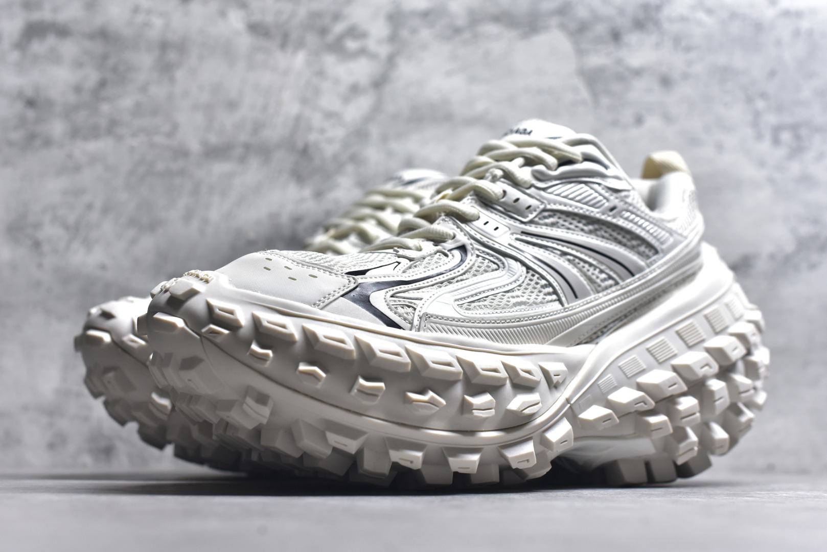 图片[2]-#Balenciagac 巴黎世家 Defender 低帮 白色 轮胎鞋时尚夏古做旧低邦老爹鞋 不含皮革运动休闲鞋，尼龙和网布材质，磨损效果，夸张轮胎花纹鞋底，5毫米足弓，鞋舌凹印Balenciaga品牌标识，鞋头边缘和后帮凹印Balenciagaz徽标和尺码，后帮拉袢。做旧工艺采用手工制作完成，每款鞋的做旧程度、大小及范围具有一定的差异性，或不对称性，请知悉。 货号：685611 尺码：35-46-选品中心