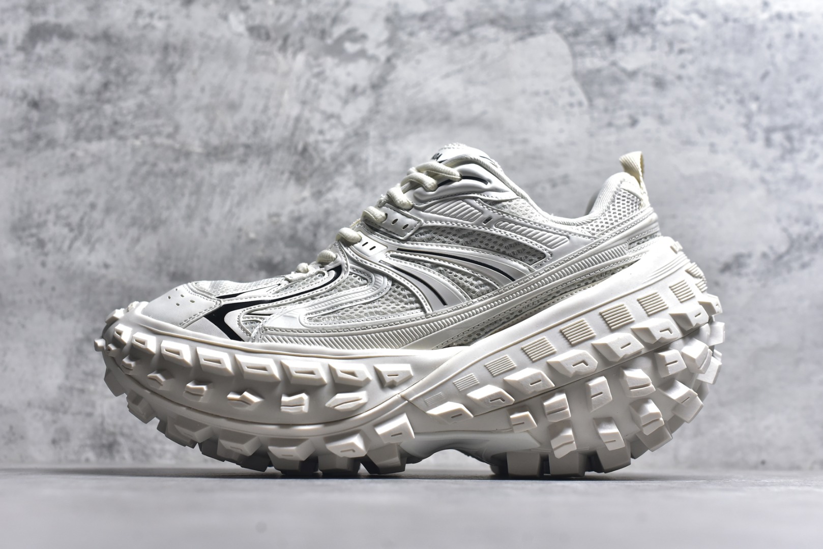 #Balenciagac 巴黎世家 Defender 低帮 白色 轮胎鞋时尚夏古做旧低邦老爹鞋 不含皮革运动休闲鞋，尼龙和网布材质，磨损效果，夸张轮胎花纹鞋底，5毫米足弓，鞋舌凹印Balenciaga品牌标识，鞋头边缘和后帮凹印Balenciagaz徽标和尺码，后帮拉袢。做旧工艺采用手工制作完成，每款鞋的做旧程度、大小及范围具有一定的差异性，或不对称性，请知悉。 货号：685611 尺码：35-46-选品中心