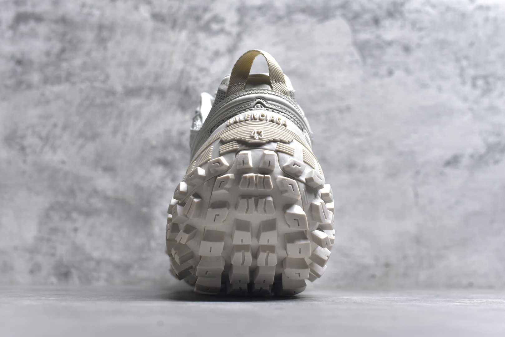 图片[5]-#Balenciagac 巴黎世家 Defender 低帮 白色 轮胎鞋时尚夏古做旧低邦老爹鞋 不含皮革运动休闲鞋，尼龙和网布材质，磨损效果，夸张轮胎花纹鞋底，5毫米足弓，鞋舌凹印Balenciaga品牌标识，鞋头边缘和后帮凹印Balenciagaz徽标和尺码，后帮拉袢。做旧工艺采用手工制作完成，每款鞋的做旧程度、大小及范围具有一定的差异性，或不对称性，请知悉。 货号：685611 尺码：35-46-选品中心