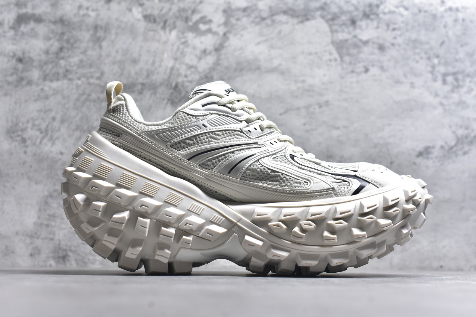 图片[3]-#Balenciagac 巴黎世家 Defender 低帮 白色 轮胎鞋时尚夏古做旧低邦老爹鞋 不含皮革运动休闲鞋，尼龙和网布材质，磨损效果，夸张轮胎花纹鞋底，5毫米足弓，鞋舌凹印Balenciaga品牌标识，鞋头边缘和后帮凹印Balenciagaz徽标和尺码，后帮拉袢。做旧工艺采用手工制作完成，每款鞋的做旧程度、大小及范围具有一定的差异性，或不对称性，请知悉。 货号：685611 尺码：35-46-选品中心