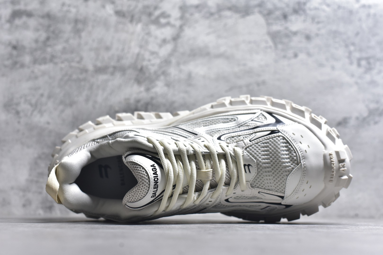 图片[4]-#Balenciagac 巴黎世家 Defender 低帮 白色 轮胎鞋时尚夏古做旧低邦老爹鞋 不含皮革运动休闲鞋，尼龙和网布材质，磨损效果，夸张轮胎花纹鞋底，5毫米足弓，鞋舌凹印Balenciaga品牌标识，鞋头边缘和后帮凹印Balenciagaz徽标和尺码，后帮拉袢。做旧工艺采用手工制作完成，每款鞋的做旧程度、大小及范围具有一定的差异性，或不对称性，请知悉。 货号：685611 尺码：35-46-选品中心