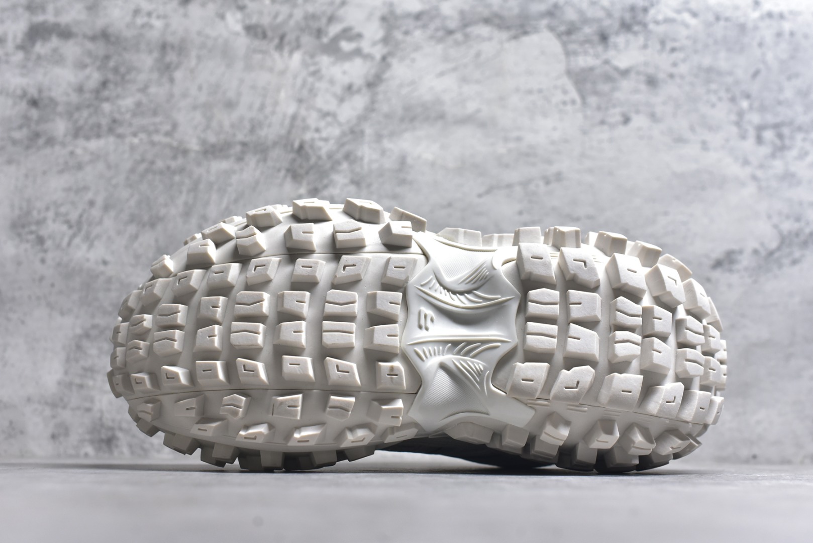 图片[6]-#Balenciagac 巴黎世家 Defender 低帮 白色 轮胎鞋时尚夏古做旧低邦老爹鞋 不含皮革运动休闲鞋，尼龙和网布材质，磨损效果，夸张轮胎花纹鞋底，5毫米足弓，鞋舌凹印Balenciaga品牌标识，鞋头边缘和后帮凹印Balenciagaz徽标和尺码，后帮拉袢。做旧工艺采用手工制作完成，每款鞋的做旧程度、大小及范围具有一定的差异性，或不对称性，请知悉。 货号：685611 尺码：35-46-选品中心