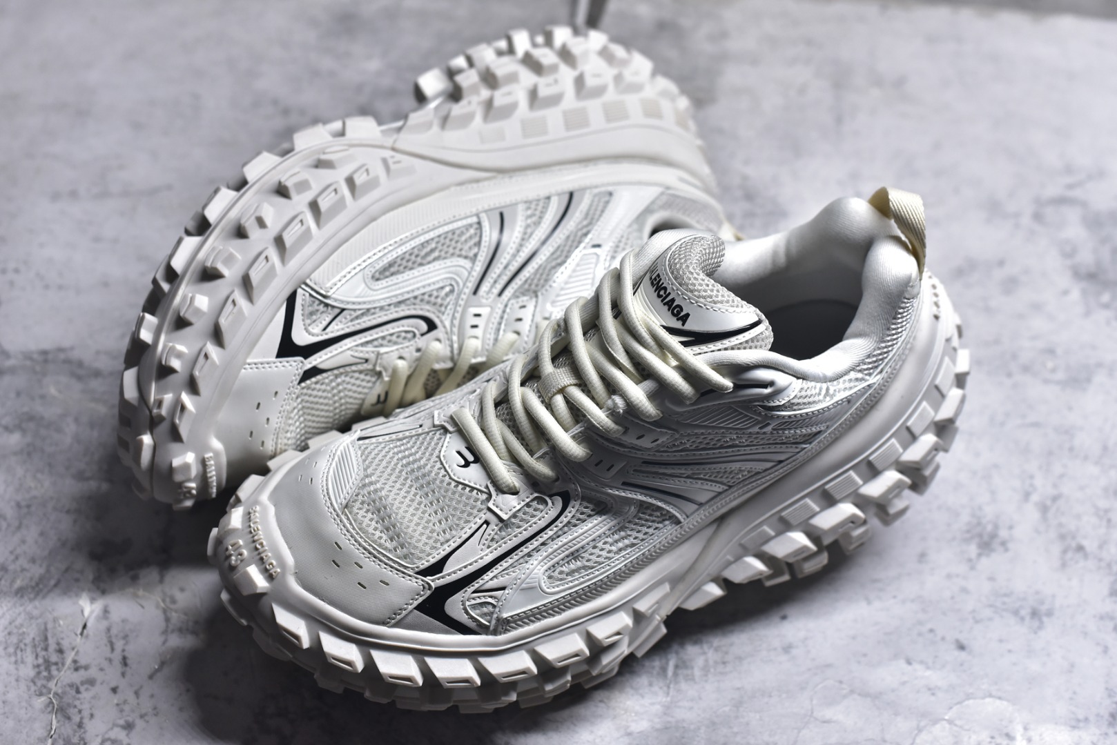 图片[7]-#Balenciagac 巴黎世家 Defender 低帮 白色 轮胎鞋时尚夏古做旧低邦老爹鞋 不含皮革运动休闲鞋，尼龙和网布材质，磨损效果，夸张轮胎花纹鞋底，5毫米足弓，鞋舌凹印Balenciaga品牌标识，鞋头边缘和后帮凹印Balenciagaz徽标和尺码，后帮拉袢。做旧工艺采用手工制作完成，每款鞋的做旧程度、大小及范围具有一定的差异性，或不对称性，请知悉。 货号：685611 尺码：35-46-选品中心