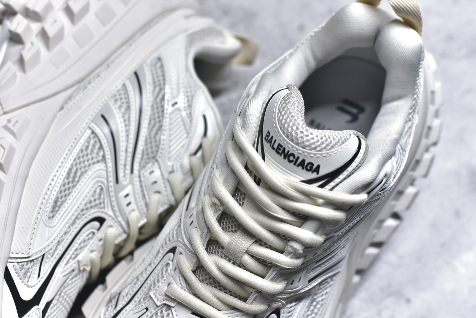 图片[9]-#Balenciagac 巴黎世家 Defender 低帮 白色 轮胎鞋时尚夏古做旧低邦老爹鞋 不含皮革运动休闲鞋，尼龙和网布材质，磨损效果，夸张轮胎花纹鞋底，5毫米足弓，鞋舌凹印Balenciaga品牌标识，鞋头边缘和后帮凹印Balenciagaz徽标和尺码，后帮拉袢。做旧工艺采用手工制作完成，每款鞋的做旧程度、大小及范围具有一定的差异性，或不对称性，请知悉。 货号：685611 尺码：35-46-选品中心