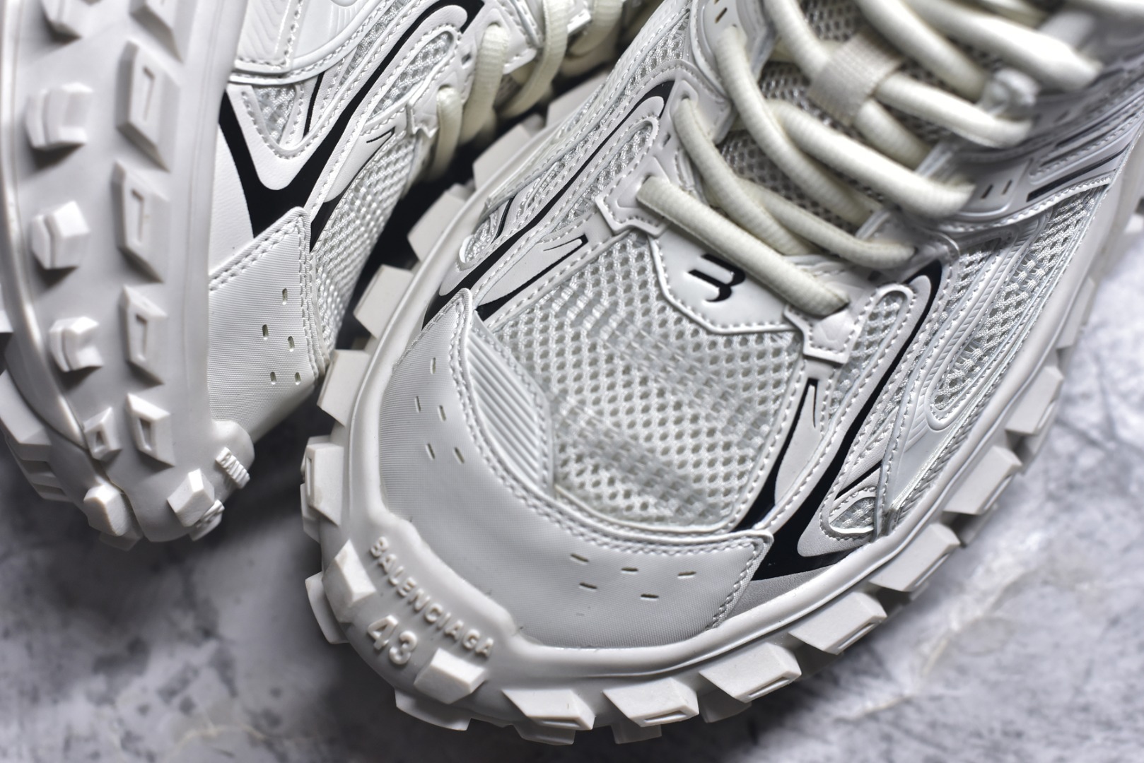 图片[8]-#Balenciagac 巴黎世家 Defender 低帮 白色 轮胎鞋时尚夏古做旧低邦老爹鞋 不含皮革运动休闲鞋，尼龙和网布材质，磨损效果，夸张轮胎花纹鞋底，5毫米足弓，鞋舌凹印Balenciaga品牌标识，鞋头边缘和后帮凹印Balenciagaz徽标和尺码，后帮拉袢。做旧工艺采用手工制作完成，每款鞋的做旧程度、大小及范围具有一定的差异性，或不对称性，请知悉。 货号：685611 尺码：35-46-选品中心