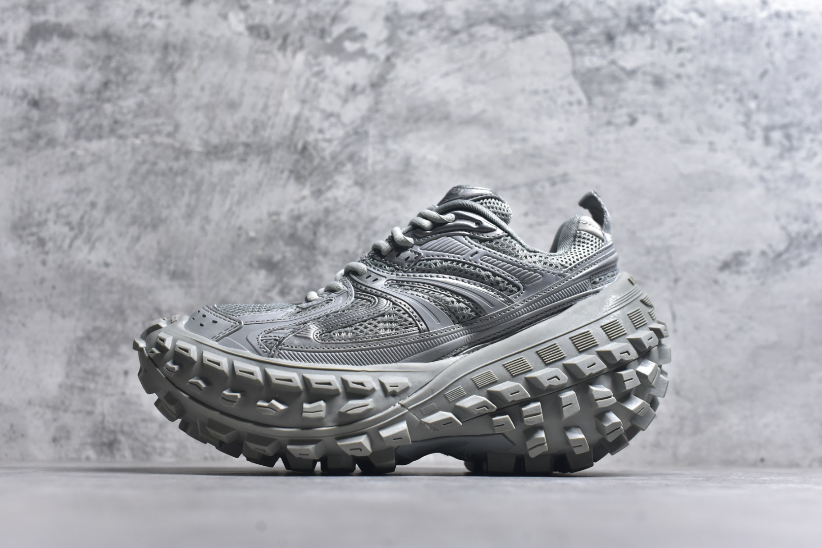 #Balenciagac 巴黎世家 Defender 低帮 白色 轮胎鞋时尚夏古做旧低邦老爹鞋 不含皮革运动休闲鞋，尼龙和网布材质，磨损效果，夸张轮胎花纹鞋底，5毫米足弓，鞋舌凹印Balenciaga品牌标识，鞋头边缘和后帮凹印Balenciagaz徽标和尺码，后帮拉袢。做旧工艺采用手工制作完成，每款鞋的做旧程度、大小及范围具有一定的差异性，或不对称性，请知悉。 货号：685613 尺码：35-46-选品中心