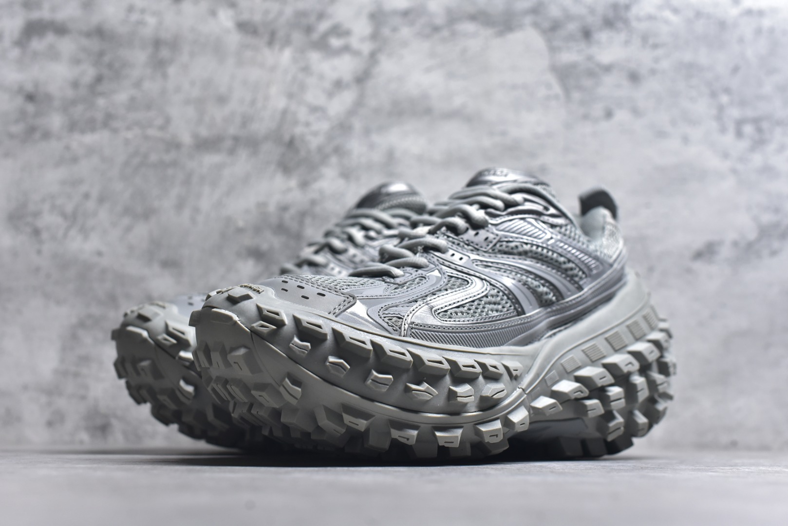 图片[2]-#Balenciagac 巴黎世家 Defender 低帮 白色 轮胎鞋时尚夏古做旧低邦老爹鞋 不含皮革运动休闲鞋，尼龙和网布材质，磨损效果，夸张轮胎花纹鞋底，5毫米足弓，鞋舌凹印Balenciaga品牌标识，鞋头边缘和后帮凹印Balenciagaz徽标和尺码，后帮拉袢。做旧工艺采用手工制作完成，每款鞋的做旧程度、大小及范围具有一定的差异性，或不对称性，请知悉。 货号：685613 尺码：35-46-选品中心