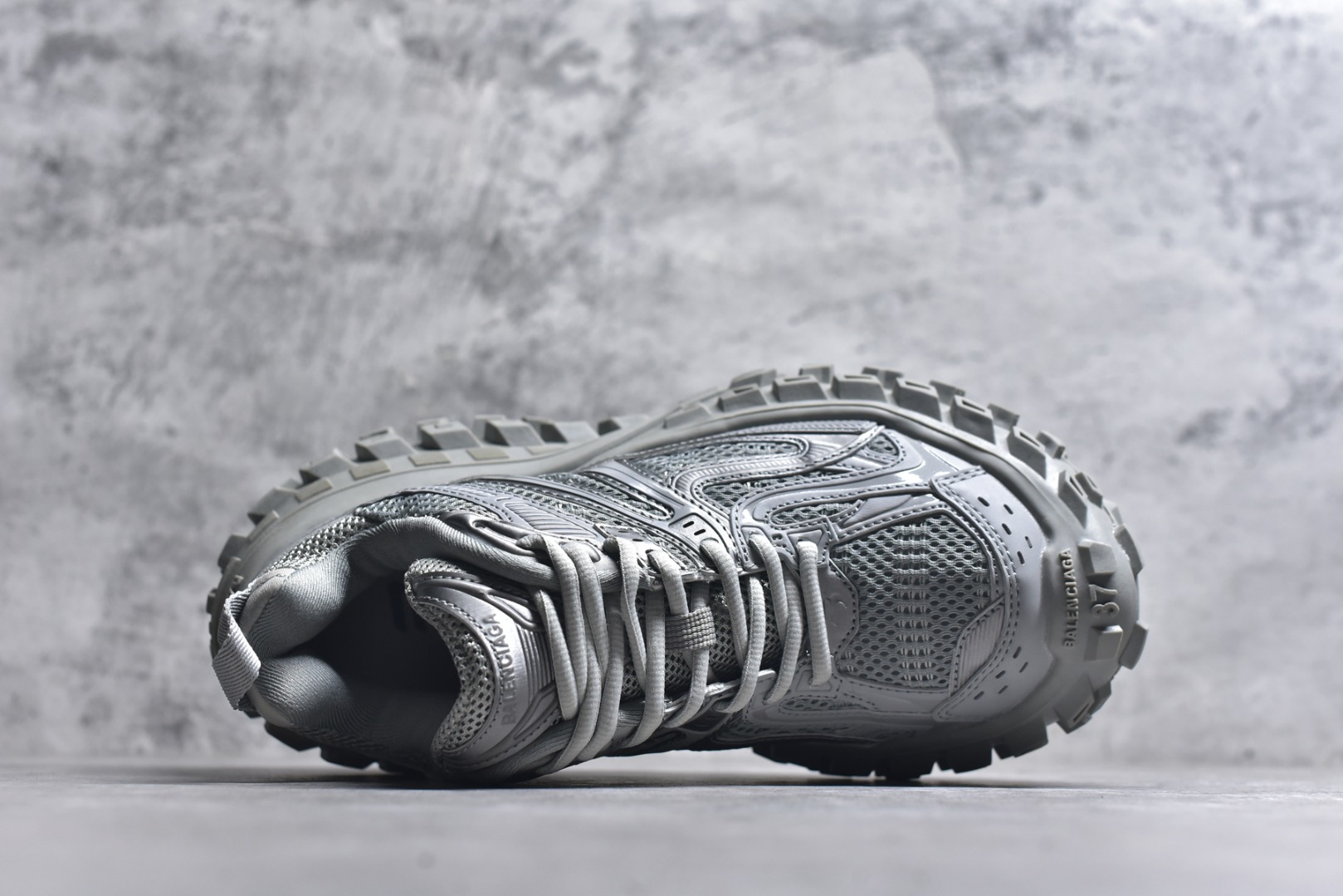 图片[4]-#Balenciagac 巴黎世家 Defender 低帮 白色 轮胎鞋时尚夏古做旧低邦老爹鞋 不含皮革运动休闲鞋，尼龙和网布材质，磨损效果，夸张轮胎花纹鞋底，5毫米足弓，鞋舌凹印Balenciaga品牌标识，鞋头边缘和后帮凹印Balenciagaz徽标和尺码，后帮拉袢。做旧工艺采用手工制作完成，每款鞋的做旧程度、大小及范围具有一定的差异性，或不对称性，请知悉。 货号：685613 尺码：35-46-选品中心