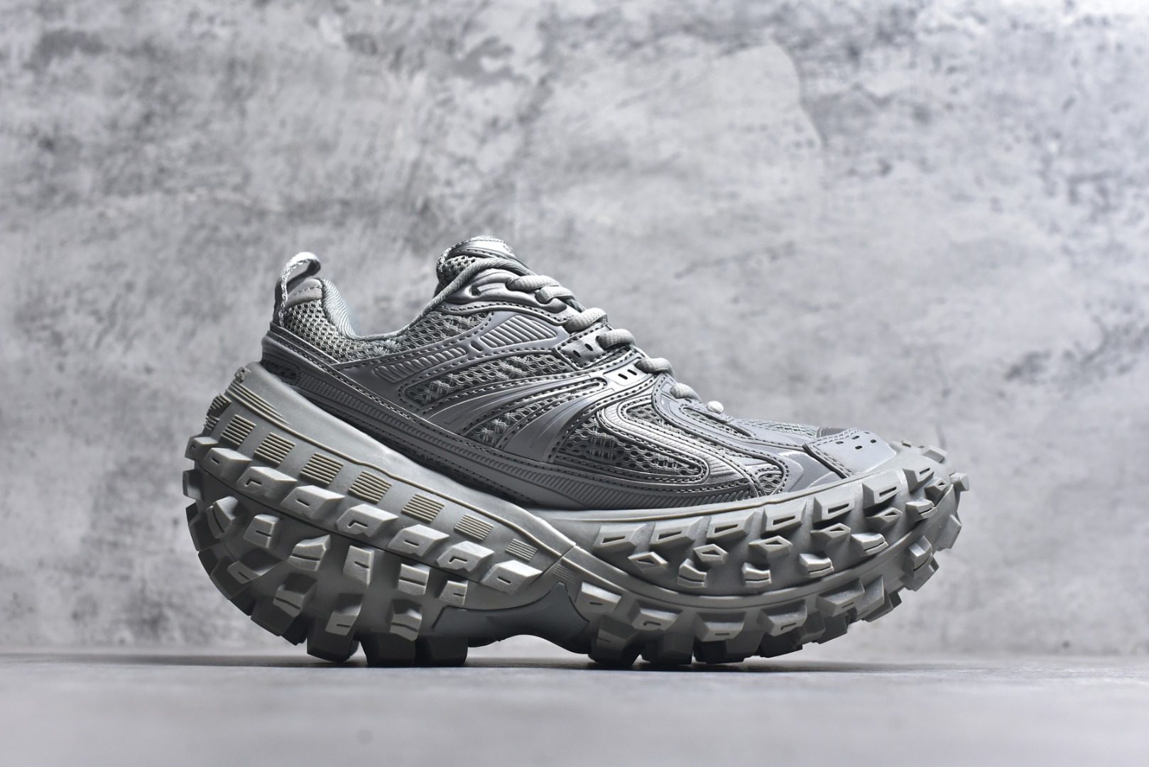 图片[3]-#Balenciagac 巴黎世家 Defender 低帮 白色 轮胎鞋时尚夏古做旧低邦老爹鞋 不含皮革运动休闲鞋，尼龙和网布材质，磨损效果，夸张轮胎花纹鞋底，5毫米足弓，鞋舌凹印Balenciaga品牌标识，鞋头边缘和后帮凹印Balenciagaz徽标和尺码，后帮拉袢。做旧工艺采用手工制作完成，每款鞋的做旧程度、大小及范围具有一定的差异性，或不对称性，请知悉。 货号：685613 尺码：35-46-选品中心