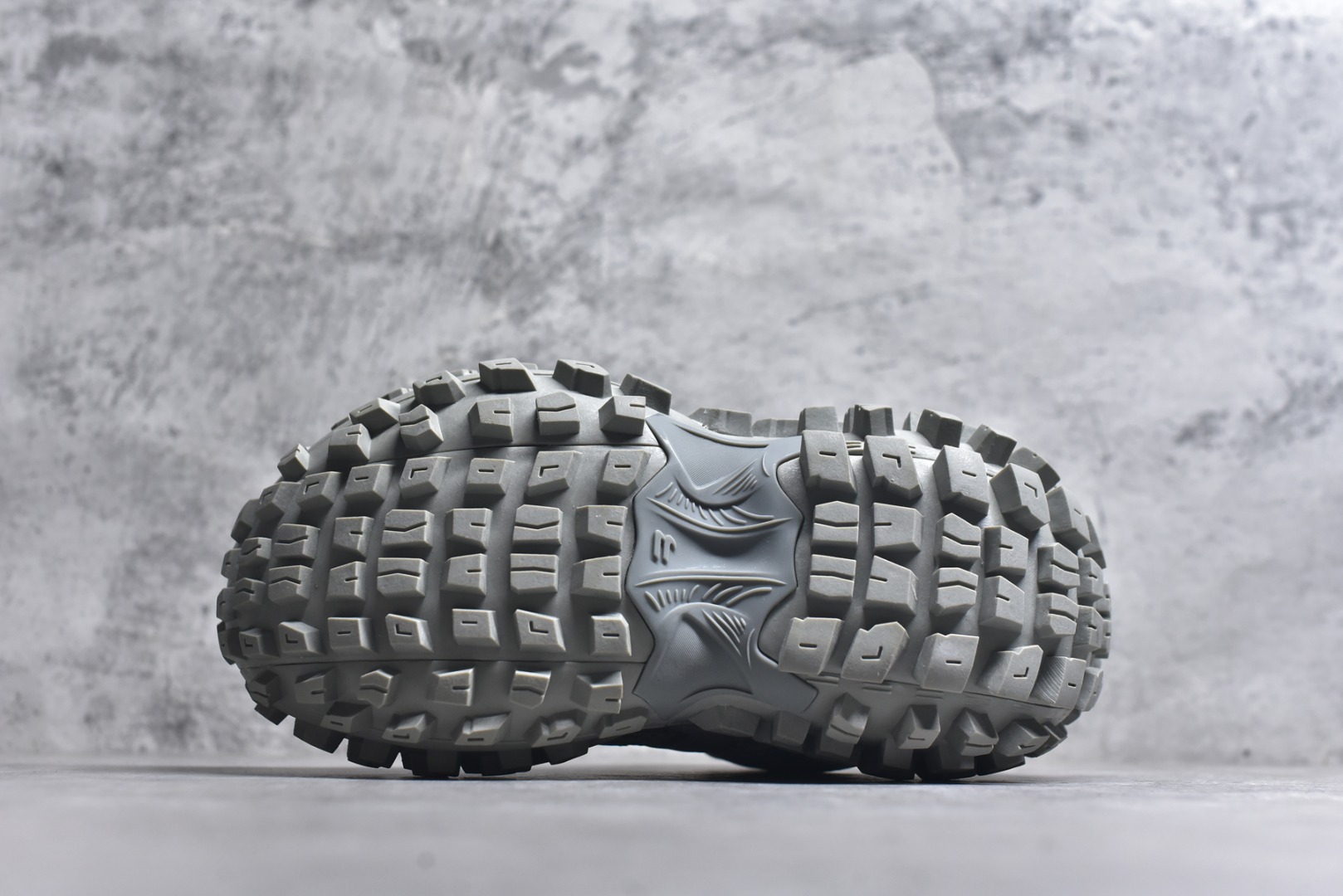 图片[6]-#Balenciagac 巴黎世家 Defender 低帮 白色 轮胎鞋时尚夏古做旧低邦老爹鞋 不含皮革运动休闲鞋，尼龙和网布材质，磨损效果，夸张轮胎花纹鞋底，5毫米足弓，鞋舌凹印Balenciaga品牌标识，鞋头边缘和后帮凹印Balenciagaz徽标和尺码，后帮拉袢。做旧工艺采用手工制作完成，每款鞋的做旧程度、大小及范围具有一定的差异性，或不对称性，请知悉。 货号：685613 尺码：35-46-选品中心