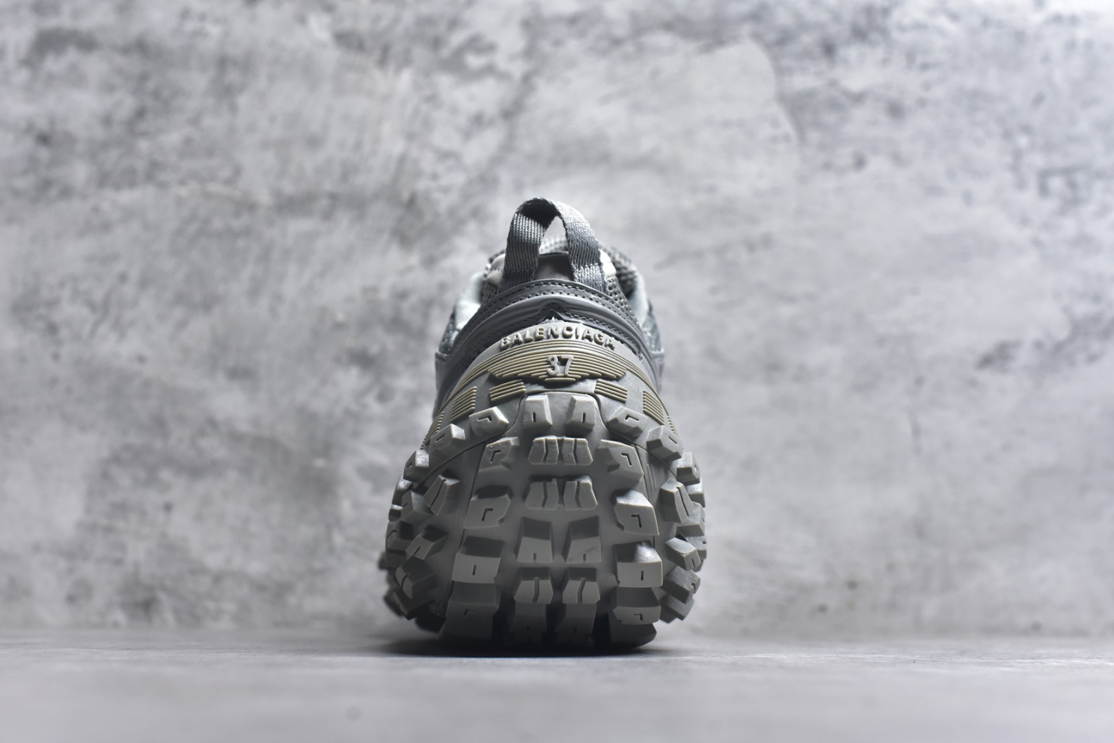 图片[5]-#Balenciagac 巴黎世家 Defender 低帮 白色 轮胎鞋时尚夏古做旧低邦老爹鞋 不含皮革运动休闲鞋，尼龙和网布材质，磨损效果，夸张轮胎花纹鞋底，5毫米足弓，鞋舌凹印Balenciaga品牌标识，鞋头边缘和后帮凹印Balenciagaz徽标和尺码，后帮拉袢。做旧工艺采用手工制作完成，每款鞋的做旧程度、大小及范围具有一定的差异性，或不对称性，请知悉。 货号：685613 尺码：35-46-选品中心