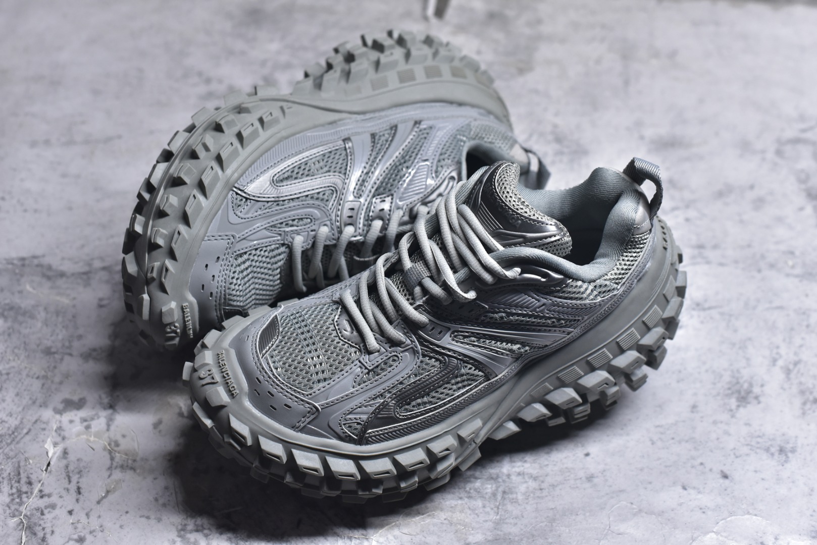 图片[7]-#Balenciagac 巴黎世家 Defender 低帮 白色 轮胎鞋时尚夏古做旧低邦老爹鞋 不含皮革运动休闲鞋，尼龙和网布材质，磨损效果，夸张轮胎花纹鞋底，5毫米足弓，鞋舌凹印Balenciaga品牌标识，鞋头边缘和后帮凹印Balenciagaz徽标和尺码，后帮拉袢。做旧工艺采用手工制作完成，每款鞋的做旧程度、大小及范围具有一定的差异性，或不对称性，请知悉。 货号：685613 尺码：35-46-选品中心