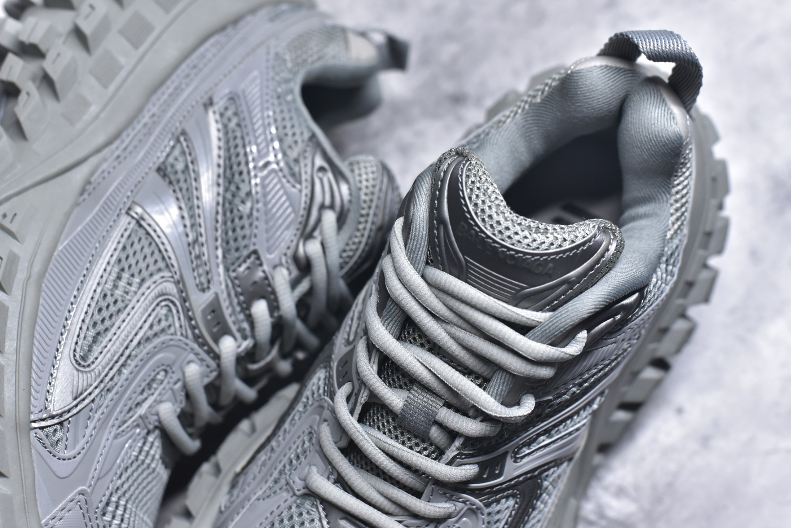 图片[9]-#Balenciagac 巴黎世家 Defender 低帮 白色 轮胎鞋时尚夏古做旧低邦老爹鞋 不含皮革运动休闲鞋，尼龙和网布材质，磨损效果，夸张轮胎花纹鞋底，5毫米足弓，鞋舌凹印Balenciaga品牌标识，鞋头边缘和后帮凹印Balenciagaz徽标和尺码，后帮拉袢。做旧工艺采用手工制作完成，每款鞋的做旧程度、大小及范围具有一定的差异性，或不对称性，请知悉。 货号：685613 尺码：35-46-选品中心