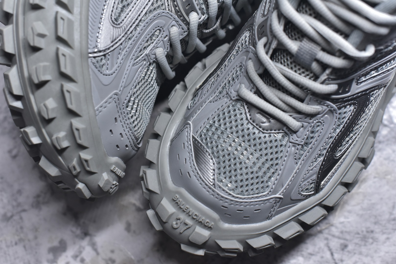 图片[8]-#Balenciagac 巴黎世家 Defender 低帮 白色 轮胎鞋时尚夏古做旧低邦老爹鞋 不含皮革运动休闲鞋，尼龙和网布材质，磨损效果，夸张轮胎花纹鞋底，5毫米足弓，鞋舌凹印Balenciaga品牌标识，鞋头边缘和后帮凹印Balenciagaz徽标和尺码，后帮拉袢。做旧工艺采用手工制作完成，每款鞋的做旧程度、大小及范围具有一定的差异性，或不对称性，请知悉。 货号：685613 尺码：35-46-选品中心