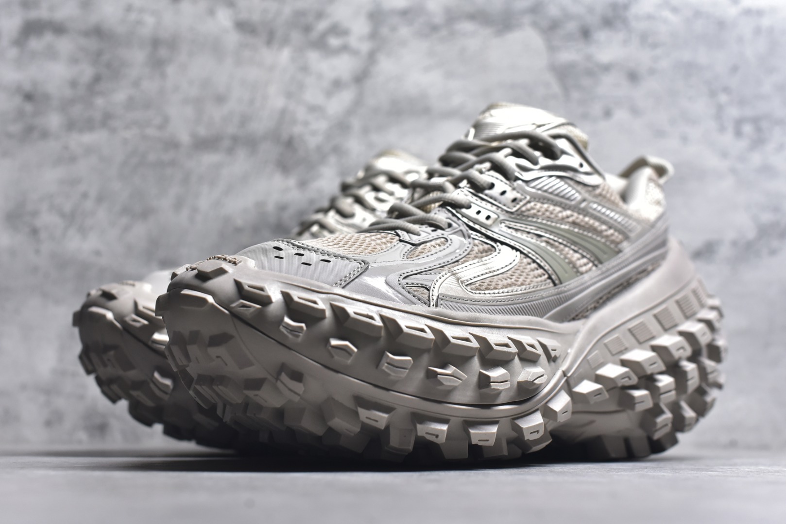 图片[2]-#Balenciagac 巴黎世家 Defender 低帮 白色 轮胎鞋时尚夏古做旧低邦老爹鞋 不含皮革运动休闲鞋，尼龙和网布材质，磨损效果，夸张轮胎花纹鞋底，5毫米足弓，鞋舌凹印Balenciaga品牌标识，鞋头边缘和后帮凹印Balenciagaz徽标和尺码，后帮拉袢。做旧工艺采用手工制作完成，每款鞋的做旧程度、大小及范围具有一定的差异性，或不对称性，请知悉。 货号：685611 尺码：35-46-选品中心