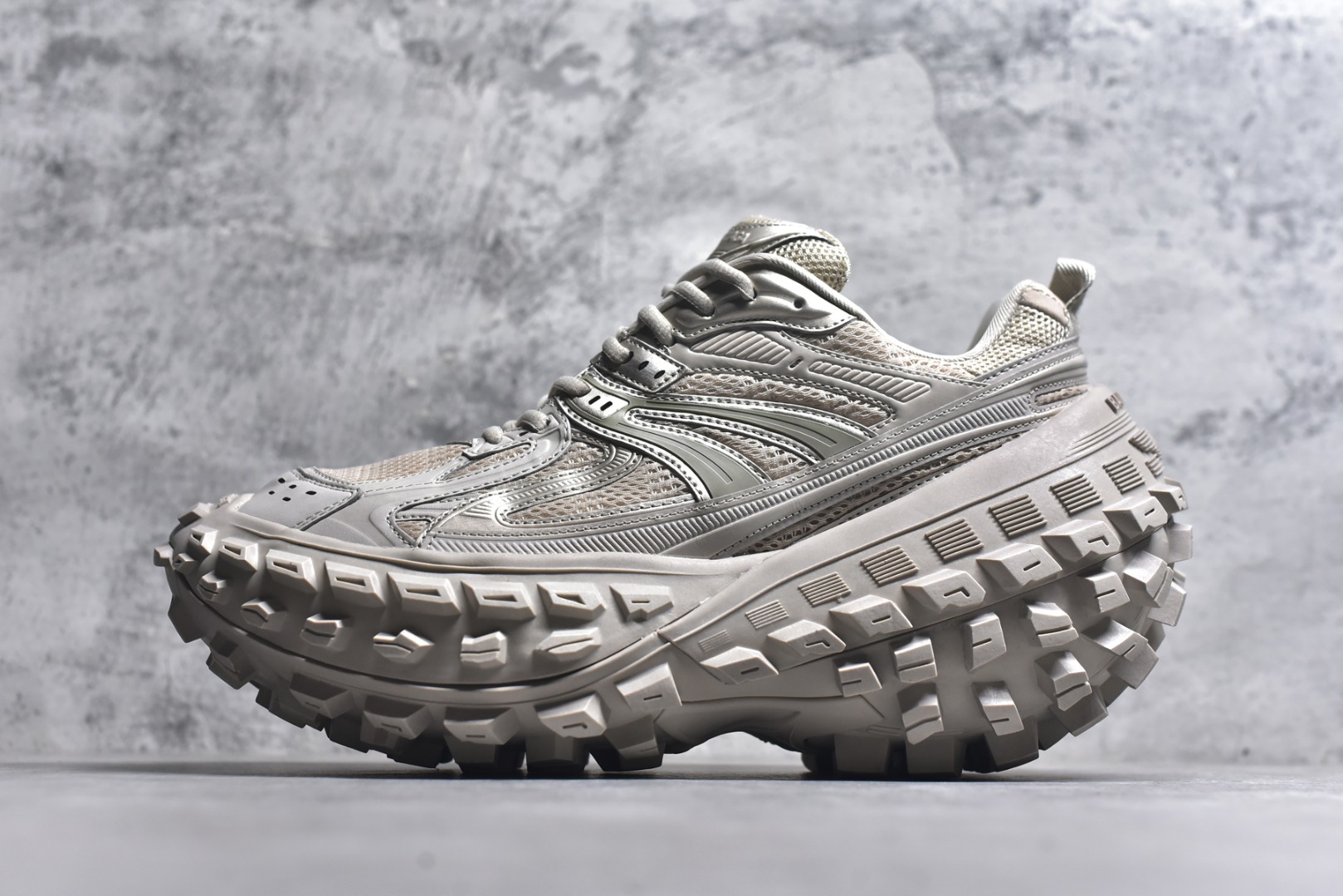 #Balenciagac 巴黎世家 Defender 低帮 白色 轮胎鞋时尚夏古做旧低邦老爹鞋 不含皮革运动休闲鞋，尼龙和网布材质，磨损效果，夸张轮胎花纹鞋底，5毫米足弓，鞋舌凹印Balenciaga品牌标识，鞋头边缘和后帮凹印Balenciagaz徽标和尺码，后帮拉袢。做旧工艺采用手工制作完成，每款鞋的做旧程度、大小及范围具有一定的差异性，或不对称性，请知悉。 货号：685611 尺码：35-46-选品中心