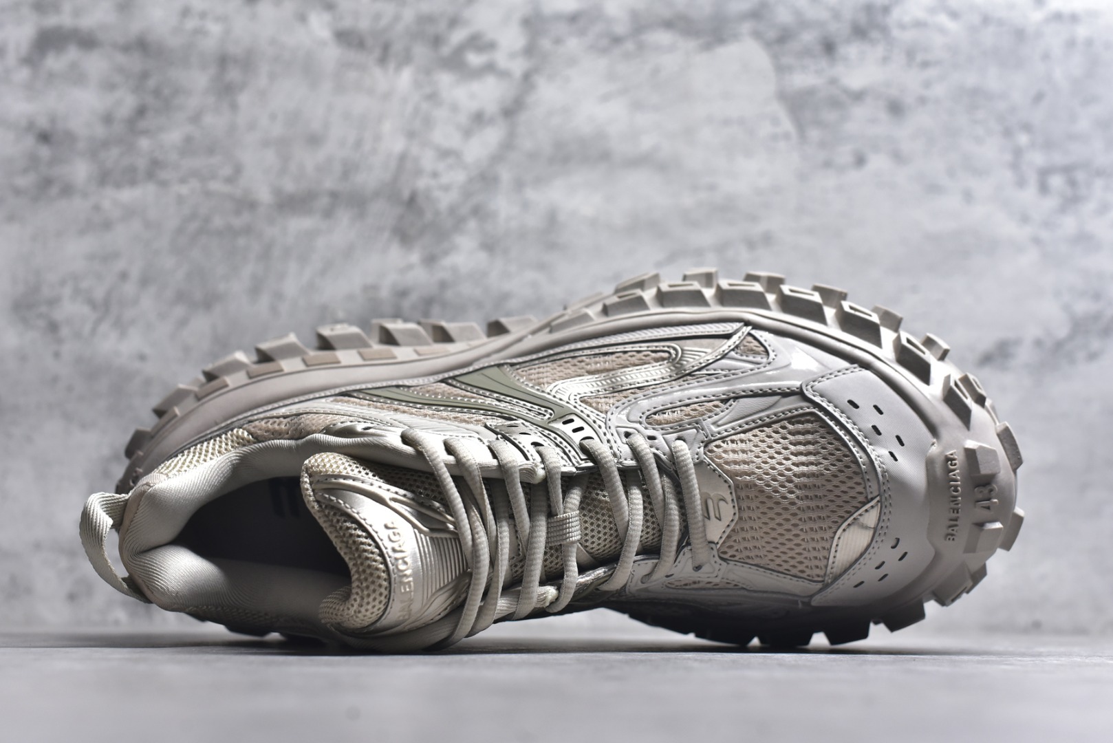 图片[4]-#Balenciagac 巴黎世家 Defender 低帮 白色 轮胎鞋时尚夏古做旧低邦老爹鞋 不含皮革运动休闲鞋，尼龙和网布材质，磨损效果，夸张轮胎花纹鞋底，5毫米足弓，鞋舌凹印Balenciaga品牌标识，鞋头边缘和后帮凹印Balenciagaz徽标和尺码，后帮拉袢。做旧工艺采用手工制作完成，每款鞋的做旧程度、大小及范围具有一定的差异性，或不对称性，请知悉。 货号：685611 尺码：35-46-选品中心