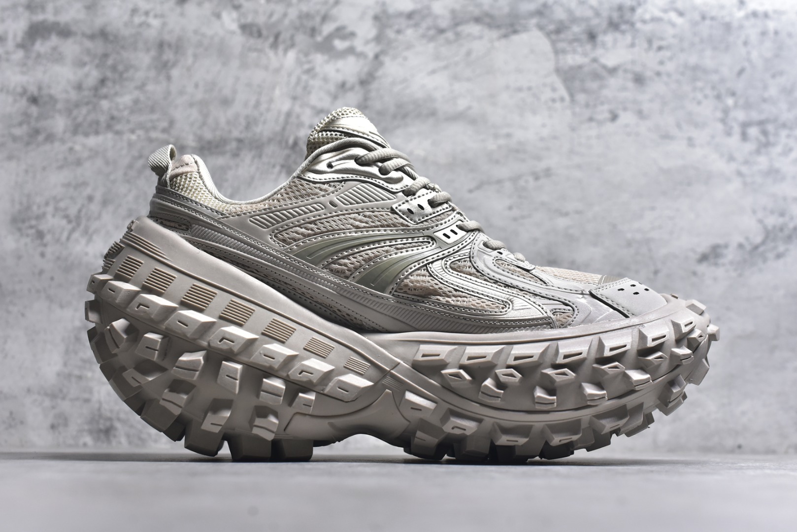 图片[3]-#Balenciagac 巴黎世家 Defender 低帮 白色 轮胎鞋时尚夏古做旧低邦老爹鞋 不含皮革运动休闲鞋，尼龙和网布材质，磨损效果，夸张轮胎花纹鞋底，5毫米足弓，鞋舌凹印Balenciaga品牌标识，鞋头边缘和后帮凹印Balenciagaz徽标和尺码，后帮拉袢。做旧工艺采用手工制作完成，每款鞋的做旧程度、大小及范围具有一定的差异性，或不对称性，请知悉。 货号：685611 尺码：35-46-选品中心