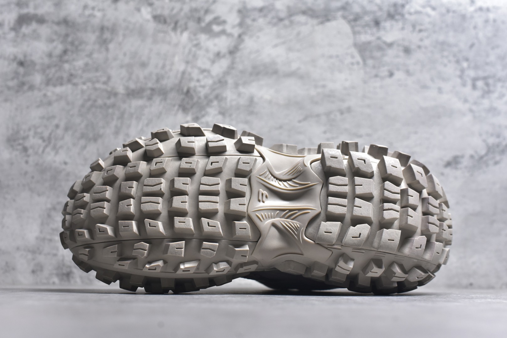 图片[6]-#Balenciagac 巴黎世家 Defender 低帮 白色 轮胎鞋时尚夏古做旧低邦老爹鞋 不含皮革运动休闲鞋，尼龙和网布材质，磨损效果，夸张轮胎花纹鞋底，5毫米足弓，鞋舌凹印Balenciaga品牌标识，鞋头边缘和后帮凹印Balenciagaz徽标和尺码，后帮拉袢。做旧工艺采用手工制作完成，每款鞋的做旧程度、大小及范围具有一定的差异性，或不对称性，请知悉。 货号：685611 尺码：35-46-选品中心