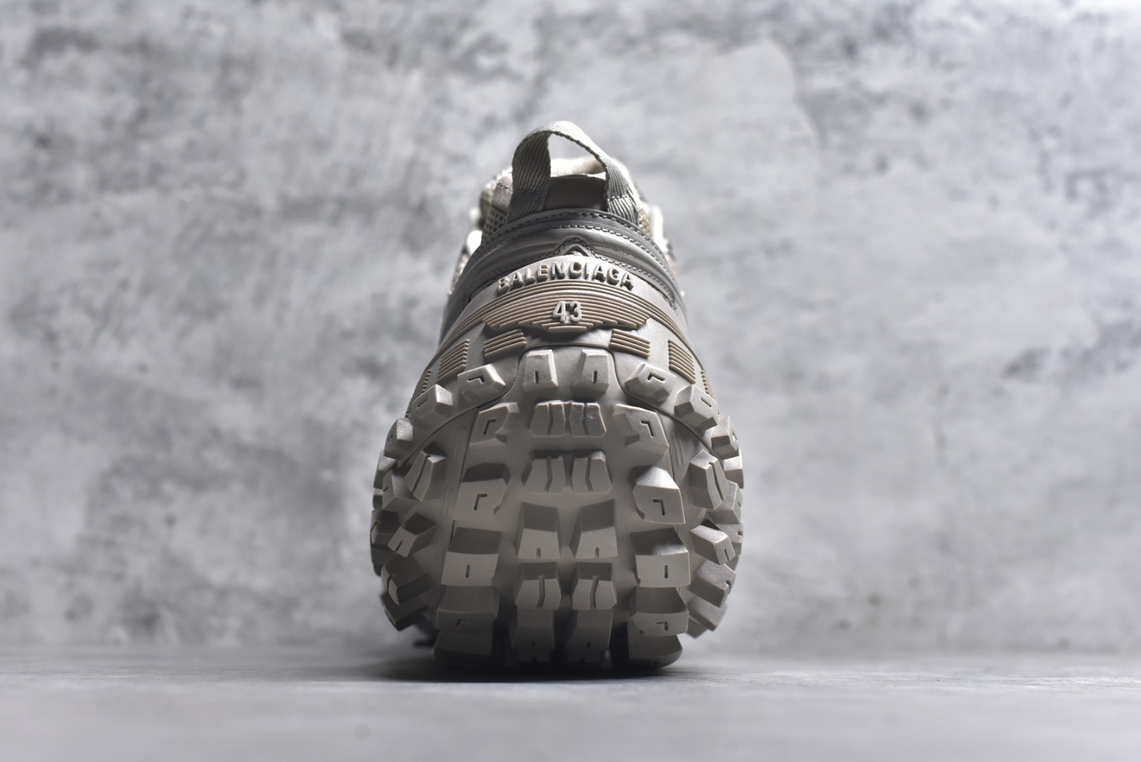 图片[5]-#Balenciagac 巴黎世家 Defender 低帮 白色 轮胎鞋时尚夏古做旧低邦老爹鞋 不含皮革运动休闲鞋，尼龙和网布材质，磨损效果，夸张轮胎花纹鞋底，5毫米足弓，鞋舌凹印Balenciaga品牌标识，鞋头边缘和后帮凹印Balenciagaz徽标和尺码，后帮拉袢。做旧工艺采用手工制作完成，每款鞋的做旧程度、大小及范围具有一定的差异性，或不对称性，请知悉。 货号：685611 尺码：35-46-选品中心