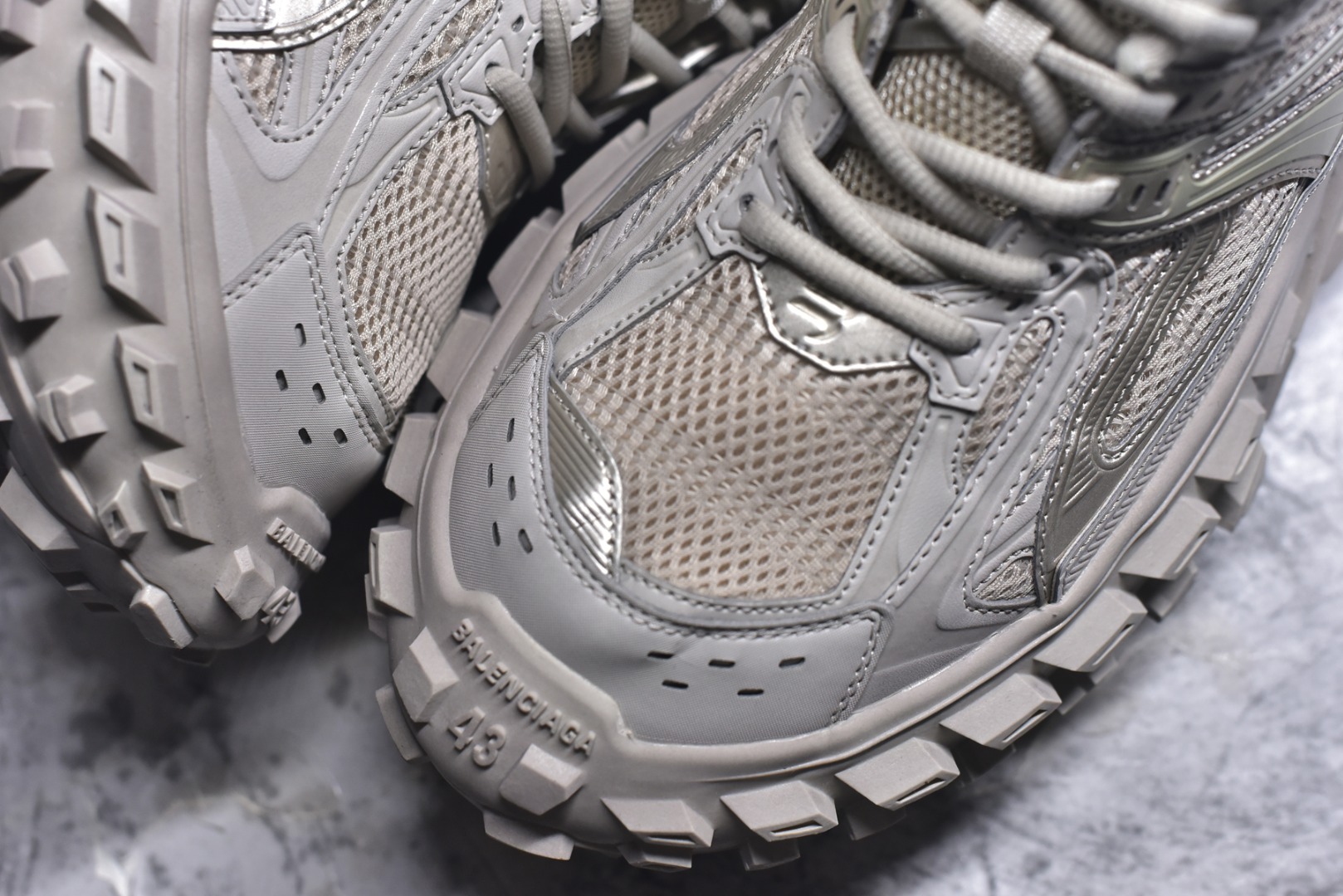 图片[8]-#Balenciagac 巴黎世家 Defender 低帮 白色 轮胎鞋时尚夏古做旧低邦老爹鞋 不含皮革运动休闲鞋，尼龙和网布材质，磨损效果，夸张轮胎花纹鞋底，5毫米足弓，鞋舌凹印Balenciaga品牌标识，鞋头边缘和后帮凹印Balenciagaz徽标和尺码，后帮拉袢。做旧工艺采用手工制作完成，每款鞋的做旧程度、大小及范围具有一定的差异性，或不对称性，请知悉。 货号：685611 尺码：35-46-选品中心