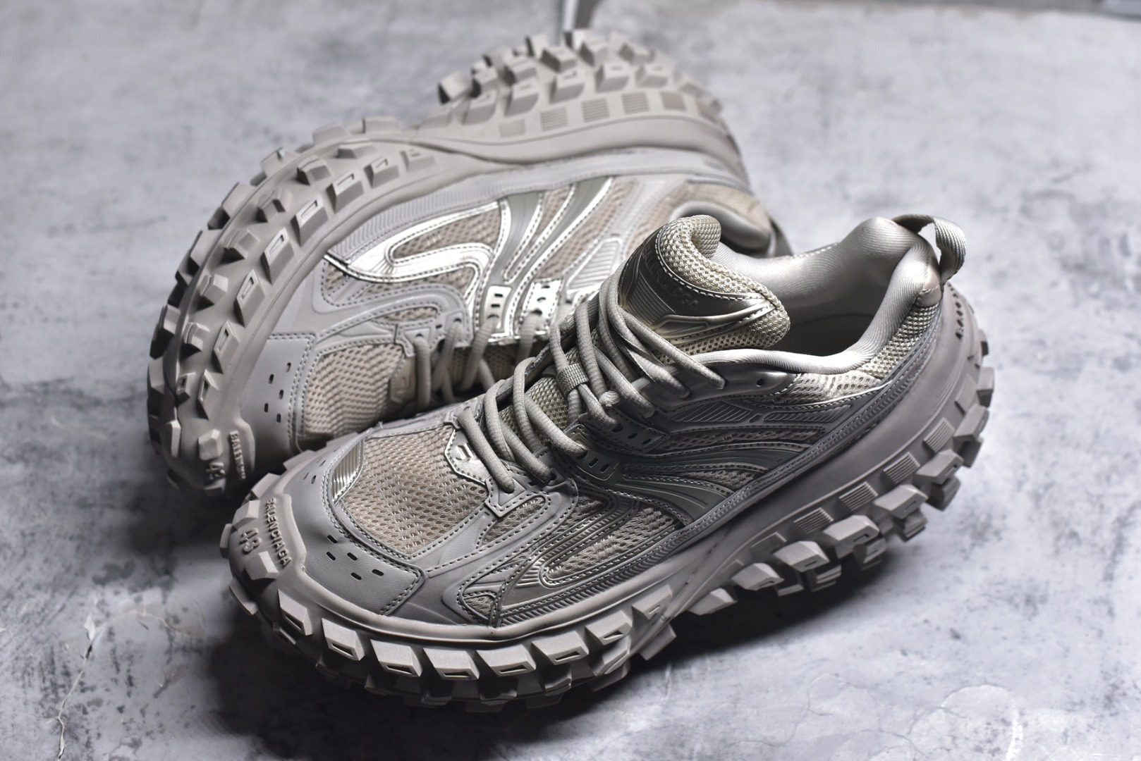 图片[7]-#Balenciagac 巴黎世家 Defender 低帮 白色 轮胎鞋时尚夏古做旧低邦老爹鞋 不含皮革运动休闲鞋，尼龙和网布材质，磨损效果，夸张轮胎花纹鞋底，5毫米足弓，鞋舌凹印Balenciaga品牌标识，鞋头边缘和后帮凹印Balenciagaz徽标和尺码，后帮拉袢。做旧工艺采用手工制作完成，每款鞋的做旧程度、大小及范围具有一定的差异性，或不对称性，请知悉。 货号：685611 尺码：35-46-选品中心