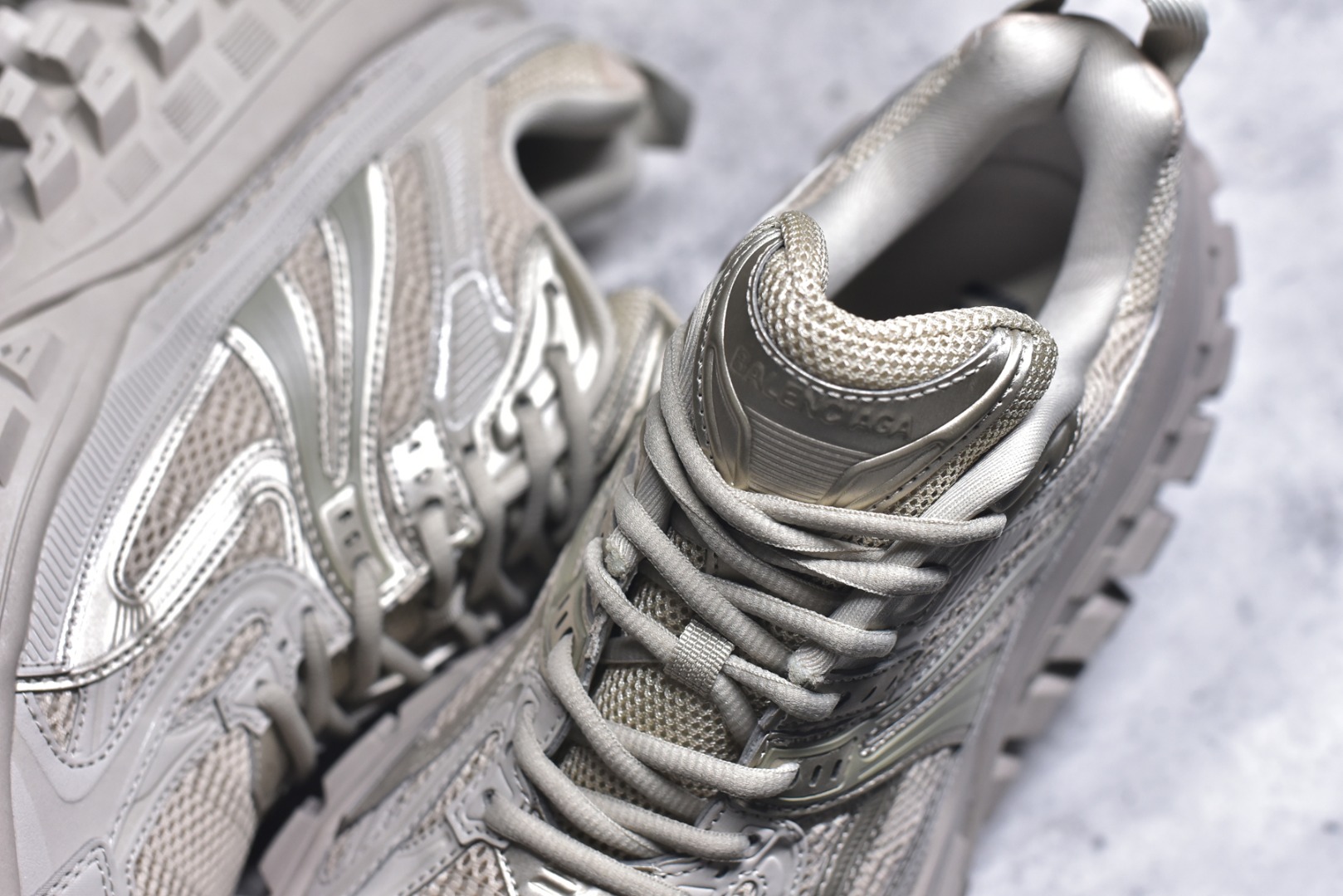 图片[9]-#Balenciagac 巴黎世家 Defender 低帮 白色 轮胎鞋时尚夏古做旧低邦老爹鞋 不含皮革运动休闲鞋，尼龙和网布材质，磨损效果，夸张轮胎花纹鞋底，5毫米足弓，鞋舌凹印Balenciaga品牌标识，鞋头边缘和后帮凹印Balenciagaz徽标和尺码，后帮拉袢。做旧工艺采用手工制作完成，每款鞋的做旧程度、大小及范围具有一定的差异性，或不对称性，请知悉。 货号：685611 尺码：35-46-选品中心