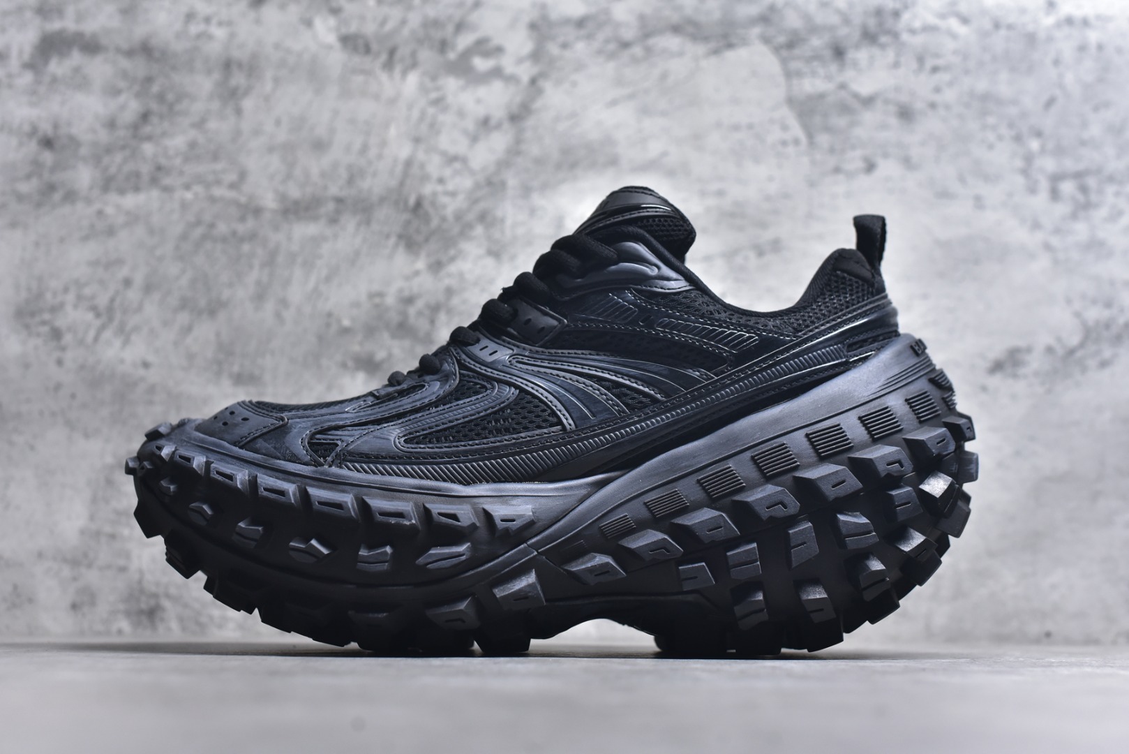 #Balenciagac 巴黎世家 Defender 低帮 白色 轮胎鞋时尚夏古做旧低邦老爹鞋 不含皮革运动休闲鞋，尼龙和网布材质，磨损效果，夸张轮胎花纹鞋底，5毫米足弓，鞋舌凹印Balenciaga品牌标识，鞋头边缘和后帮凹印Balenciagaz徽标和尺码，后帮拉袢。做旧工艺采用手工制作完成，每款鞋的做旧程度、大小及范围具有一定的差异性，或不对称性，请知悉。 货号：685611 尺码：35-46-选品中心