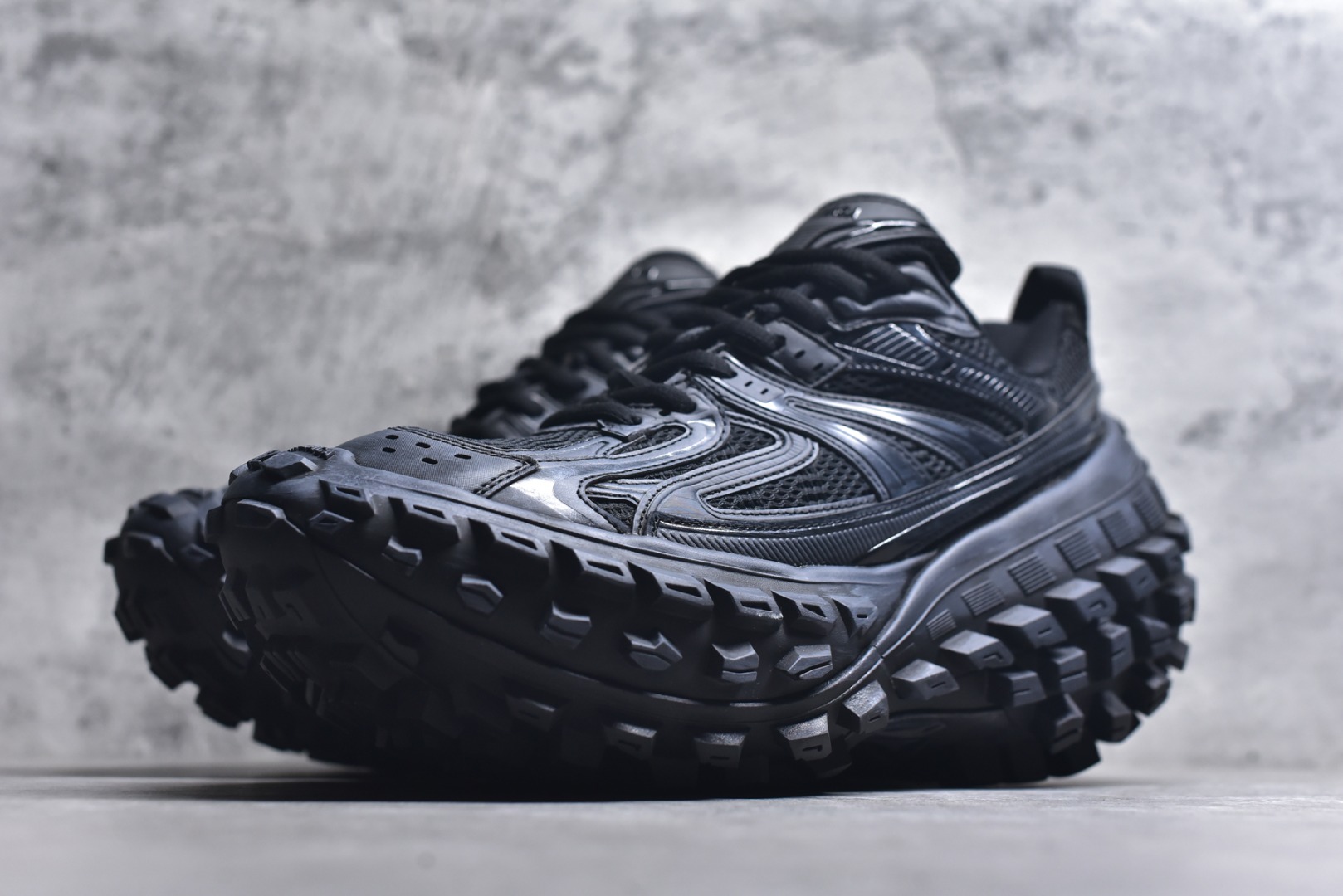 图片[2]-#Balenciagac 巴黎世家 Defender 低帮 白色 轮胎鞋时尚夏古做旧低邦老爹鞋 不含皮革运动休闲鞋，尼龙和网布材质，磨损效果，夸张轮胎花纹鞋底，5毫米足弓，鞋舌凹印Balenciaga品牌标识，鞋头边缘和后帮凹印Balenciagaz徽标和尺码，后帮拉袢。做旧工艺采用手工制作完成，每款鞋的做旧程度、大小及范围具有一定的差异性，或不对称性，请知悉。 货号：685611 尺码：35-46-选品中心