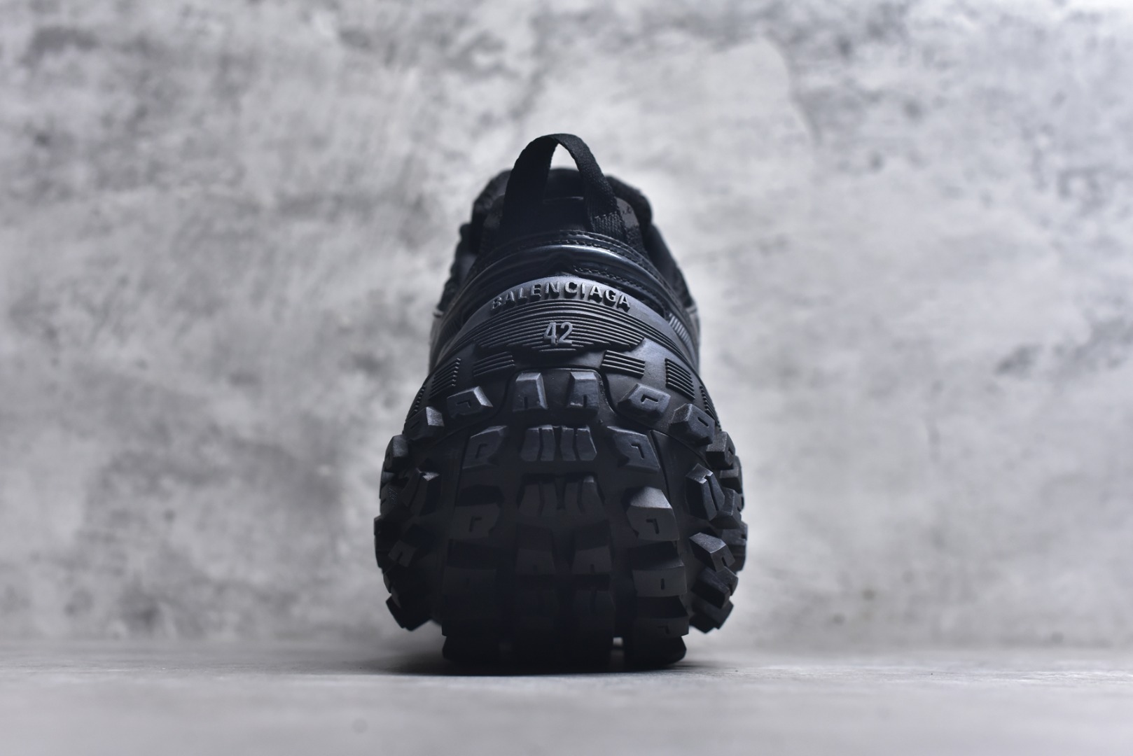 图片[5]-#Balenciagac 巴黎世家 Defender 低帮 白色 轮胎鞋时尚夏古做旧低邦老爹鞋 不含皮革运动休闲鞋，尼龙和网布材质，磨损效果，夸张轮胎花纹鞋底，5毫米足弓，鞋舌凹印Balenciaga品牌标识，鞋头边缘和后帮凹印Balenciagaz徽标和尺码，后帮拉袢。做旧工艺采用手工制作完成，每款鞋的做旧程度、大小及范围具有一定的差异性，或不对称性，请知悉。 货号：685611 尺码：35-46-选品中心